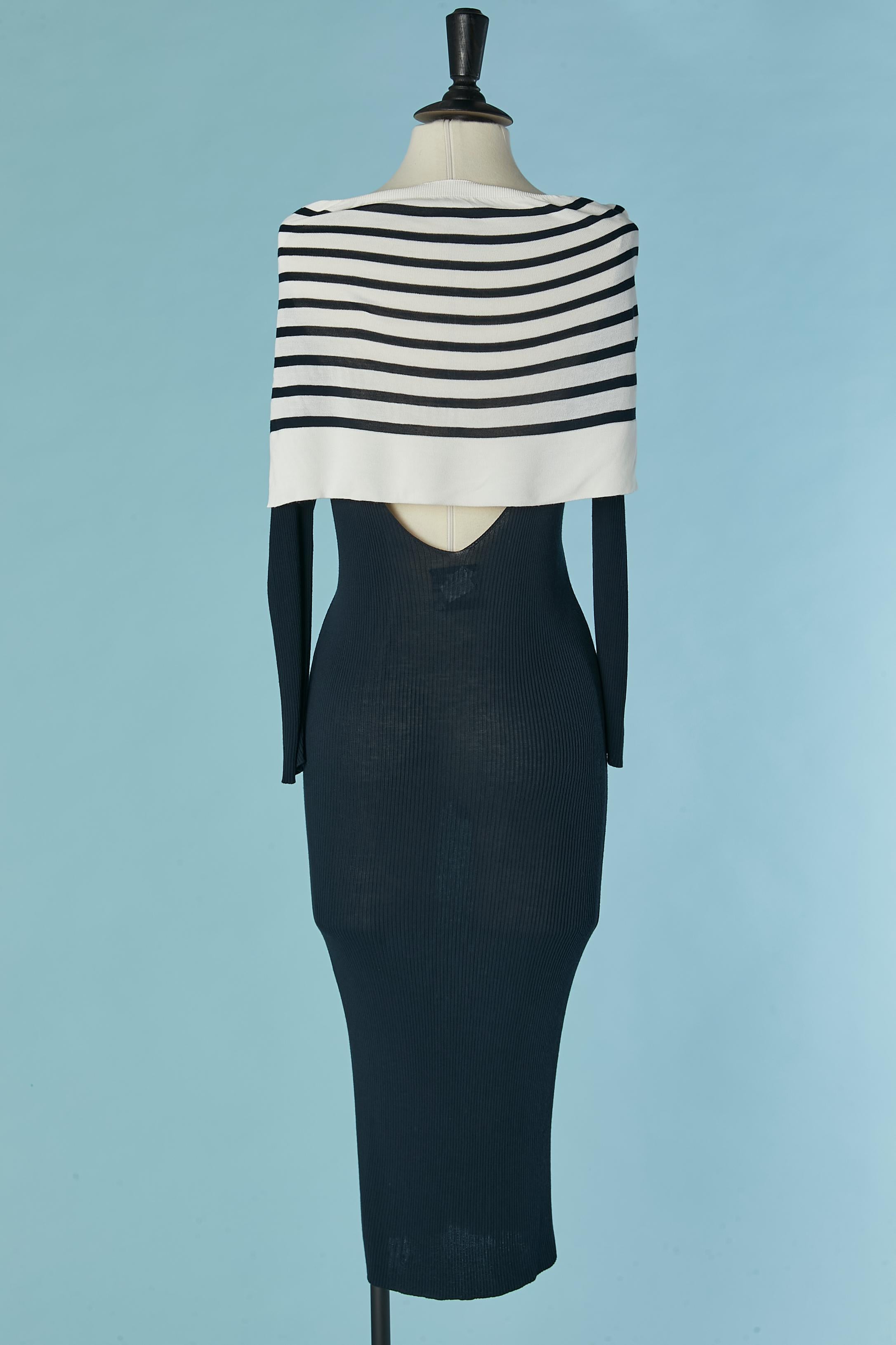 Marineblaues Kleid mit 