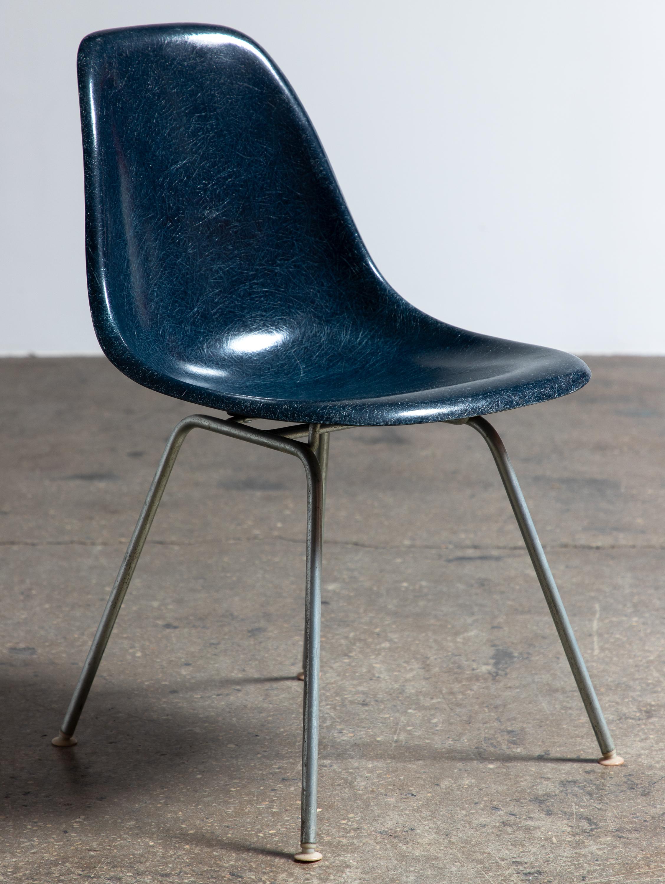 Chaise originale en fibre de verre moulée, conçue par Charles et Ray Eames pour Herman Miller. Les chaises vintage à coque sont appréciées pour leur patine attrayante, la texture distincte des fils et la belle profondeur des couleurs observées dans