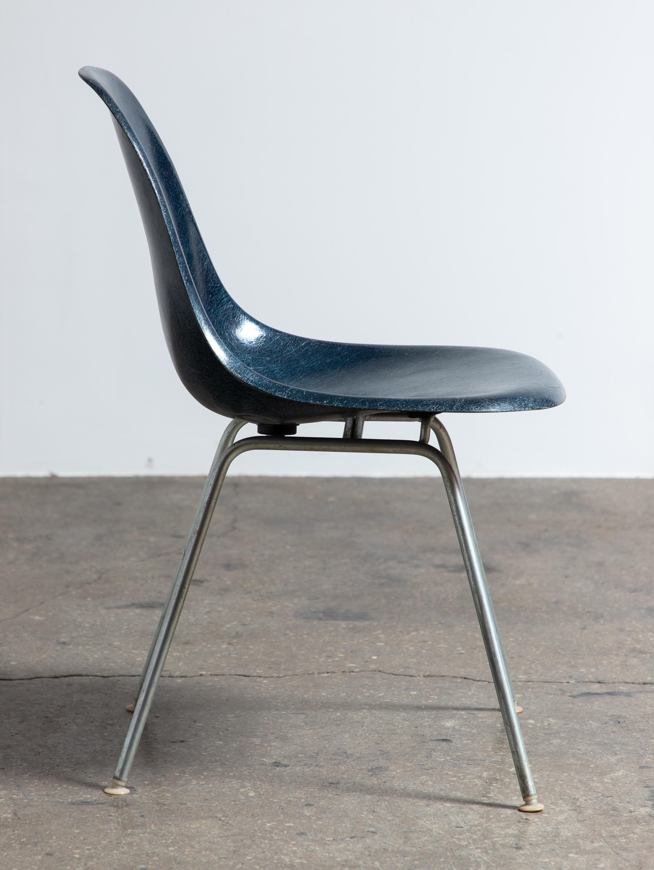 Mid-Century Modern Eames pour Herman Miller fauteuil coquillage en fibre de verre bleu marine vintage des années 1960  en vente