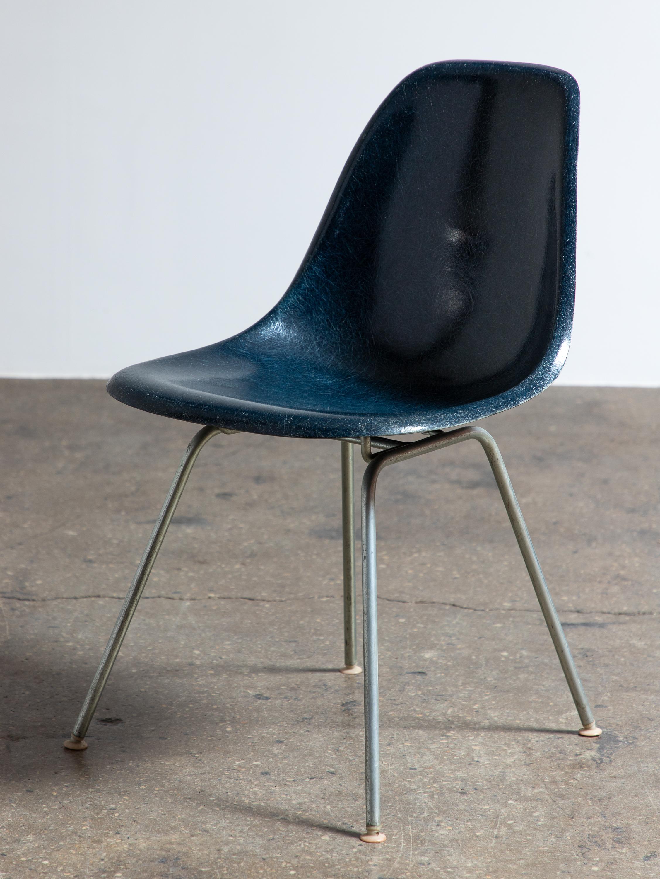 Américain Eames pour Herman Miller fauteuil coquillage en fibre de verre bleu marine vintage des années 1960  en vente