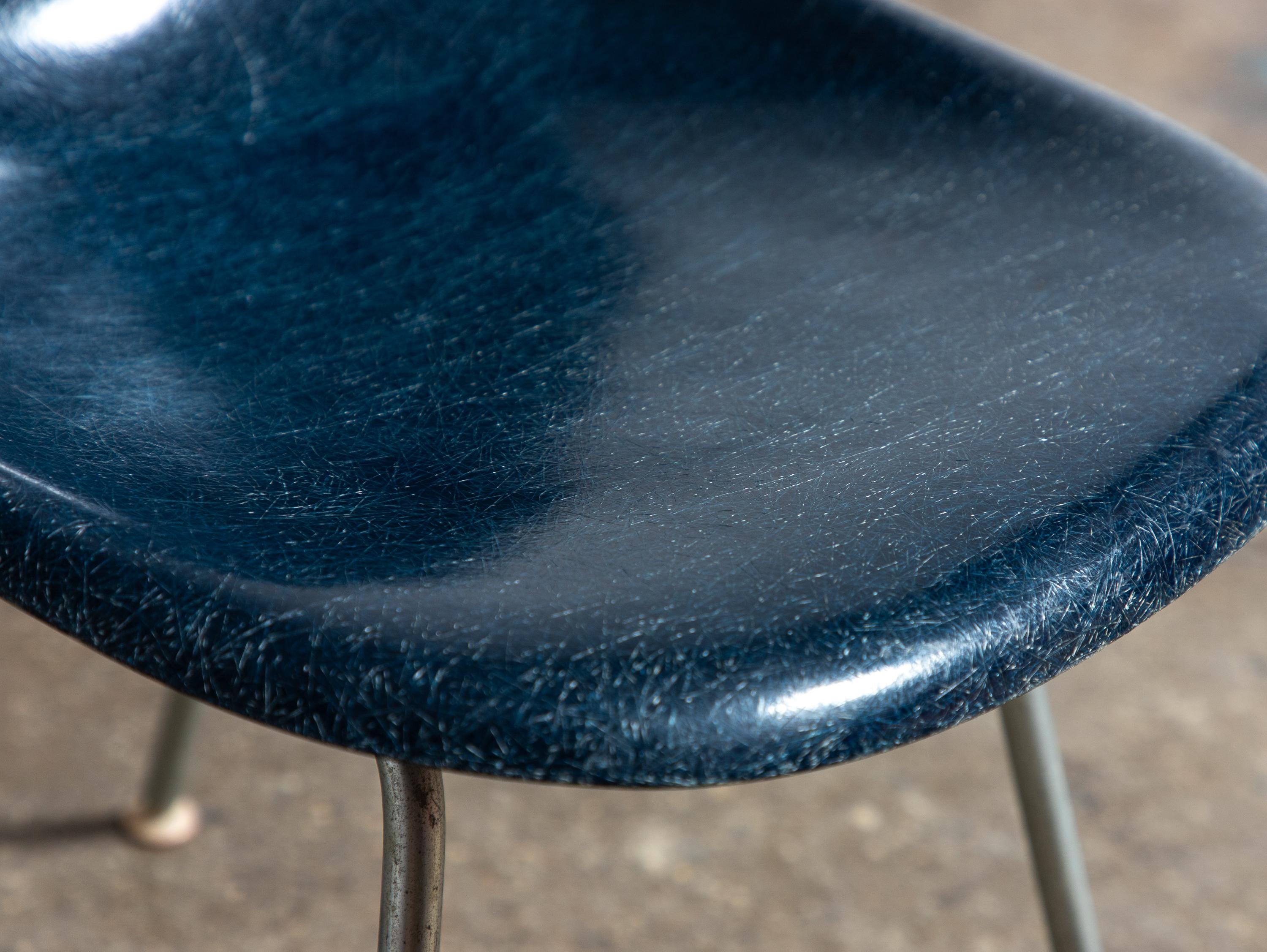Eames pour Herman Miller fauteuil coquillage en fibre de verre bleu marine vintage des années 1960  Bon état - En vente à Brooklyn, NY
