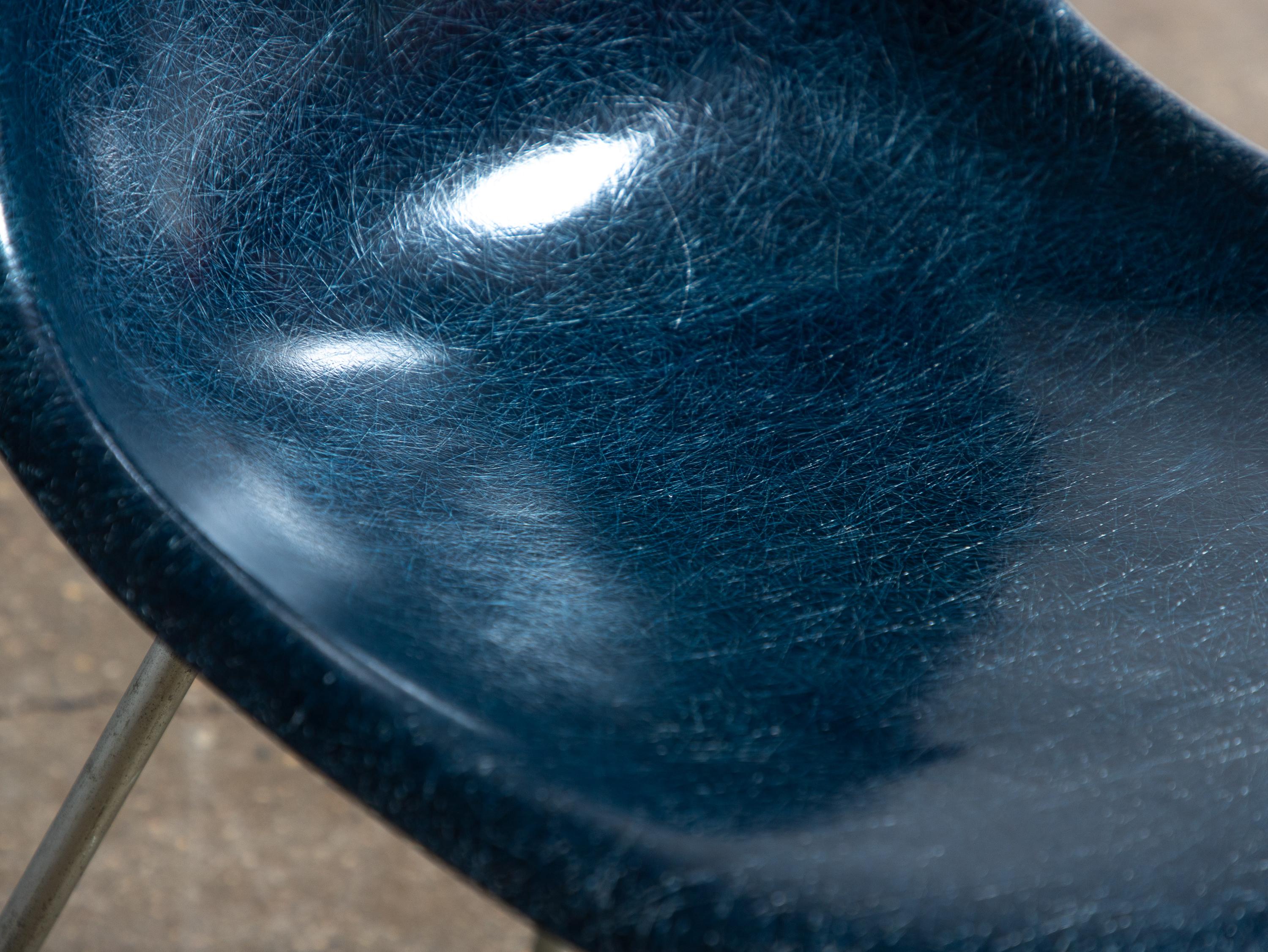 Milieu du XXe siècle Eames pour Herman Miller fauteuil coquillage en fibre de verre bleu marine vintage des années 1960  en vente
