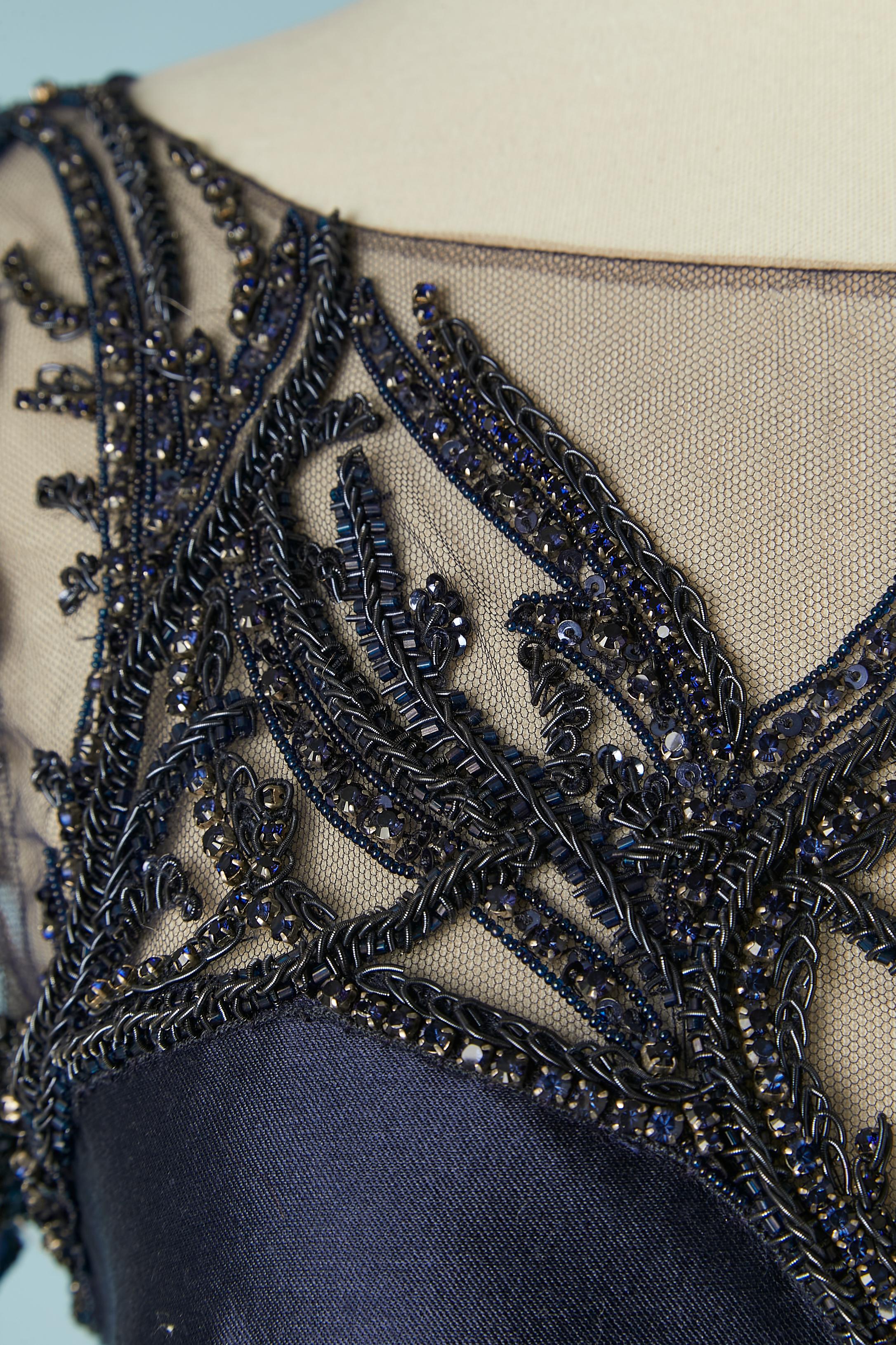 Navy blue evening gown in twill silk and embroideries with drag Lorena Sarbu In Excellent Condition For Sale In Saint-Ouen-Sur-Seine, FR