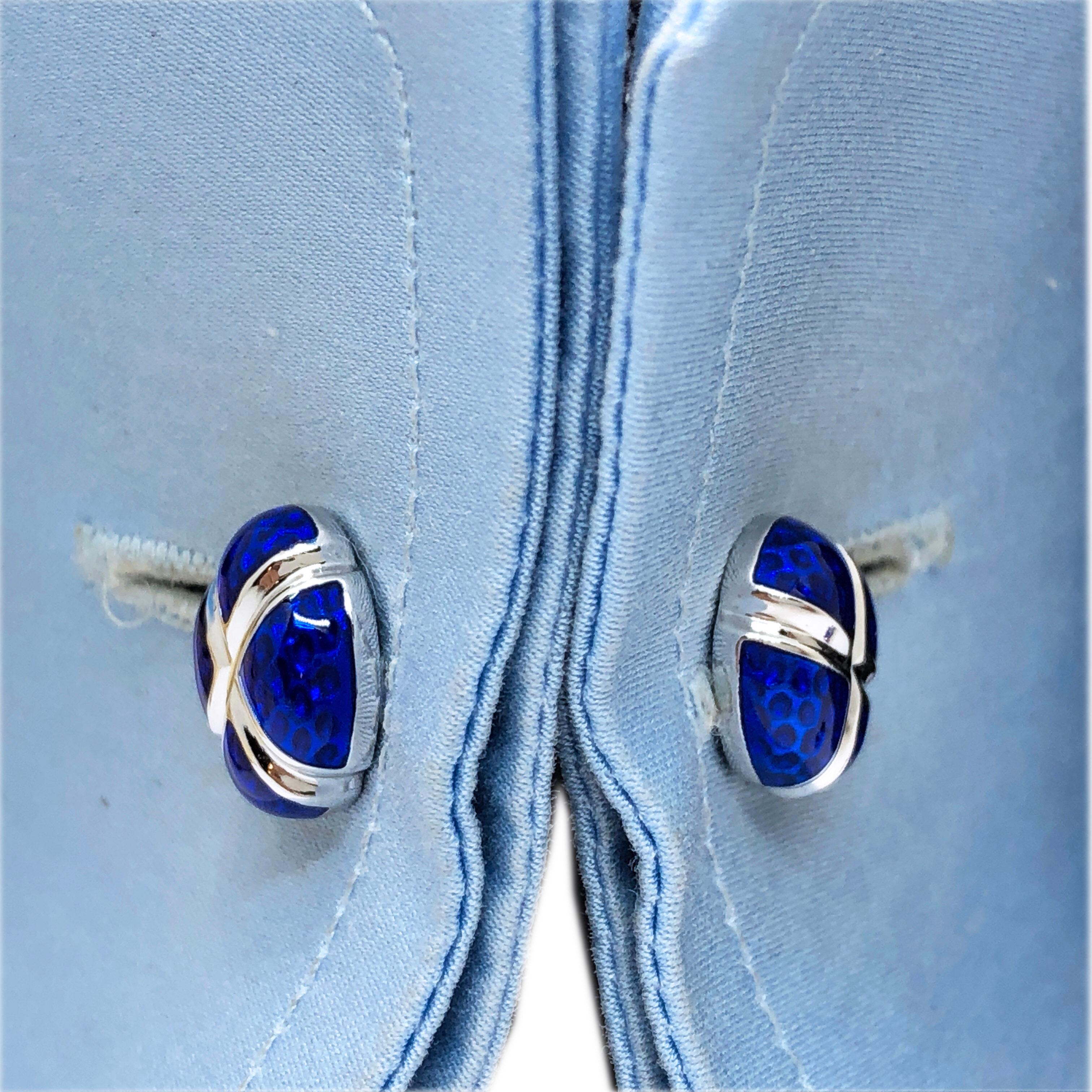 Gemelos de plata de ley con forma de huevo esmaltados a mano en azul marino, elegantes y atemporales.

En nuestra Caja Negra inteligente.
Ofrecemos envío gratuito a varios destinos.