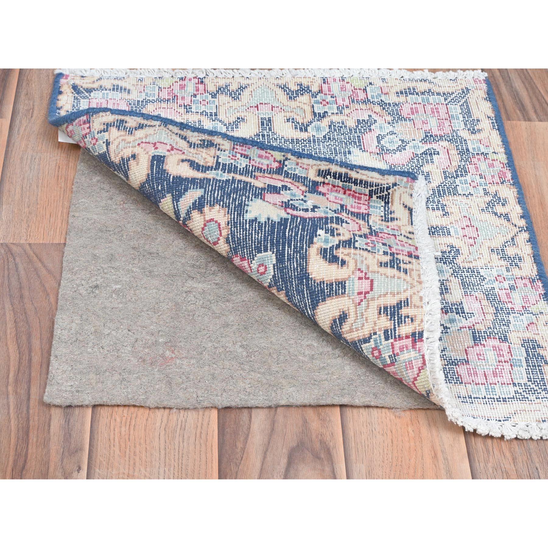 Marineblauer handgeknüpfter persischer Kerman-Teppich aus Wolle im Used-Look, Vintage (Mittelalterlich) im Angebot