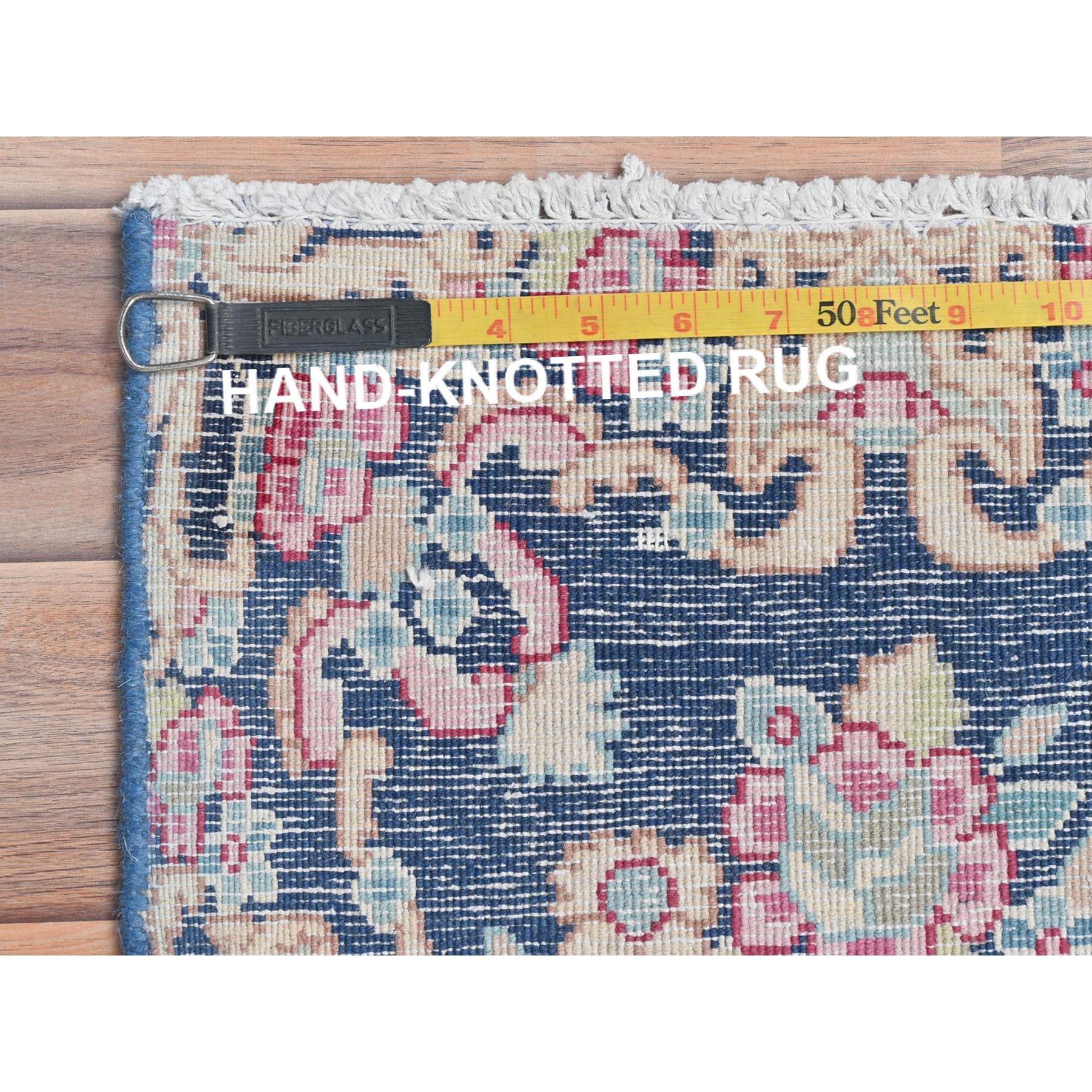 Marineblauer handgeknüpfter persischer Kerman-Teppich aus Wolle im Used-Look, Vintage (Mitte des 20. Jahrhunderts) im Angebot