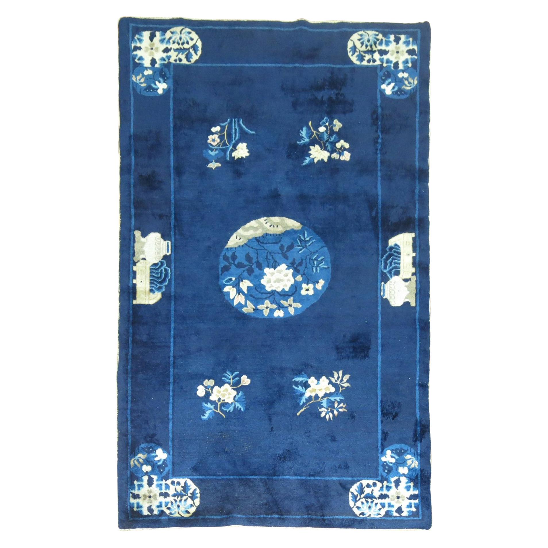 Traditioneller chinesischer Peking-Teppich in Marineblau und Elfenbein