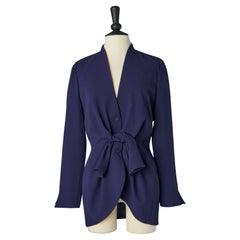 Marineblaue Jacke mit Schleife in der Mitte vorne und Druckknopf Thierry Mugler