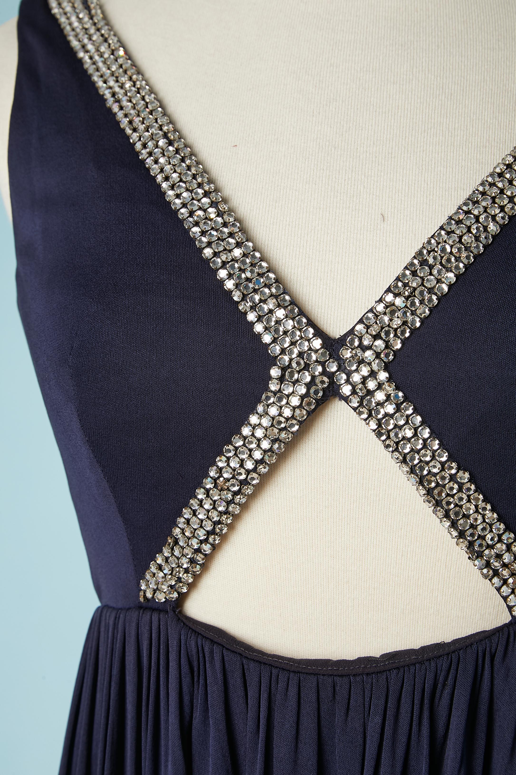 Robe en jersey bleu marine avec bord du décolleté en strass . Doublure en rayonne. Fermeture éclair et crochet au milieu du dos. 
TAILLE XS