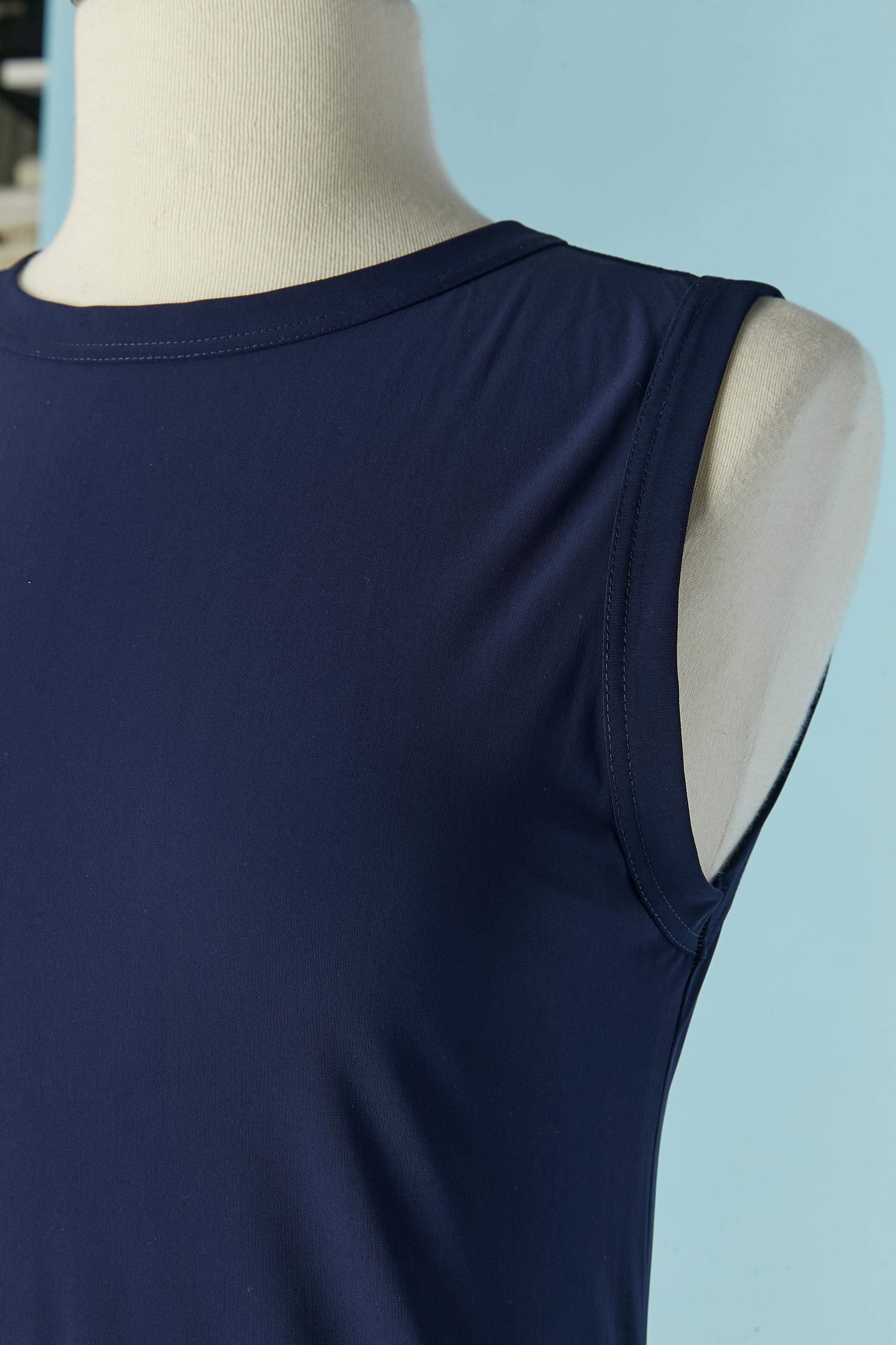 Marineblaues, ärmelloses, asymmetrisches Jersey-Kleid. Zusammensetzung des Stoffes: 72% Polyamid, 28% Lycra
Split auf der linken Seite.
SIZE 38 (Fr) M 
