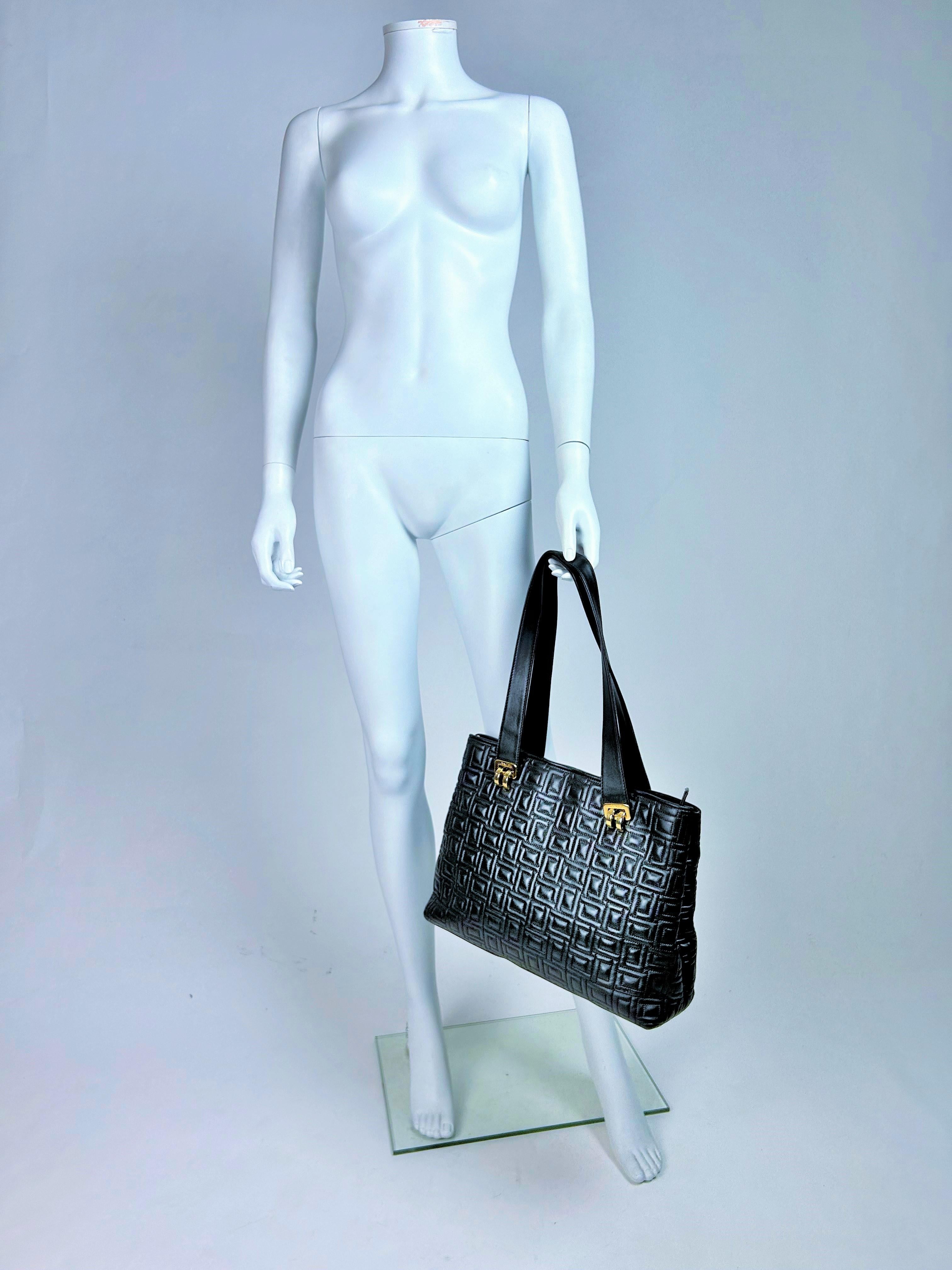 Bolso de piel azul marino de Lancel con bolsa - Francia Circa 1990 en Bueno estado para la venta en Toulon, FR