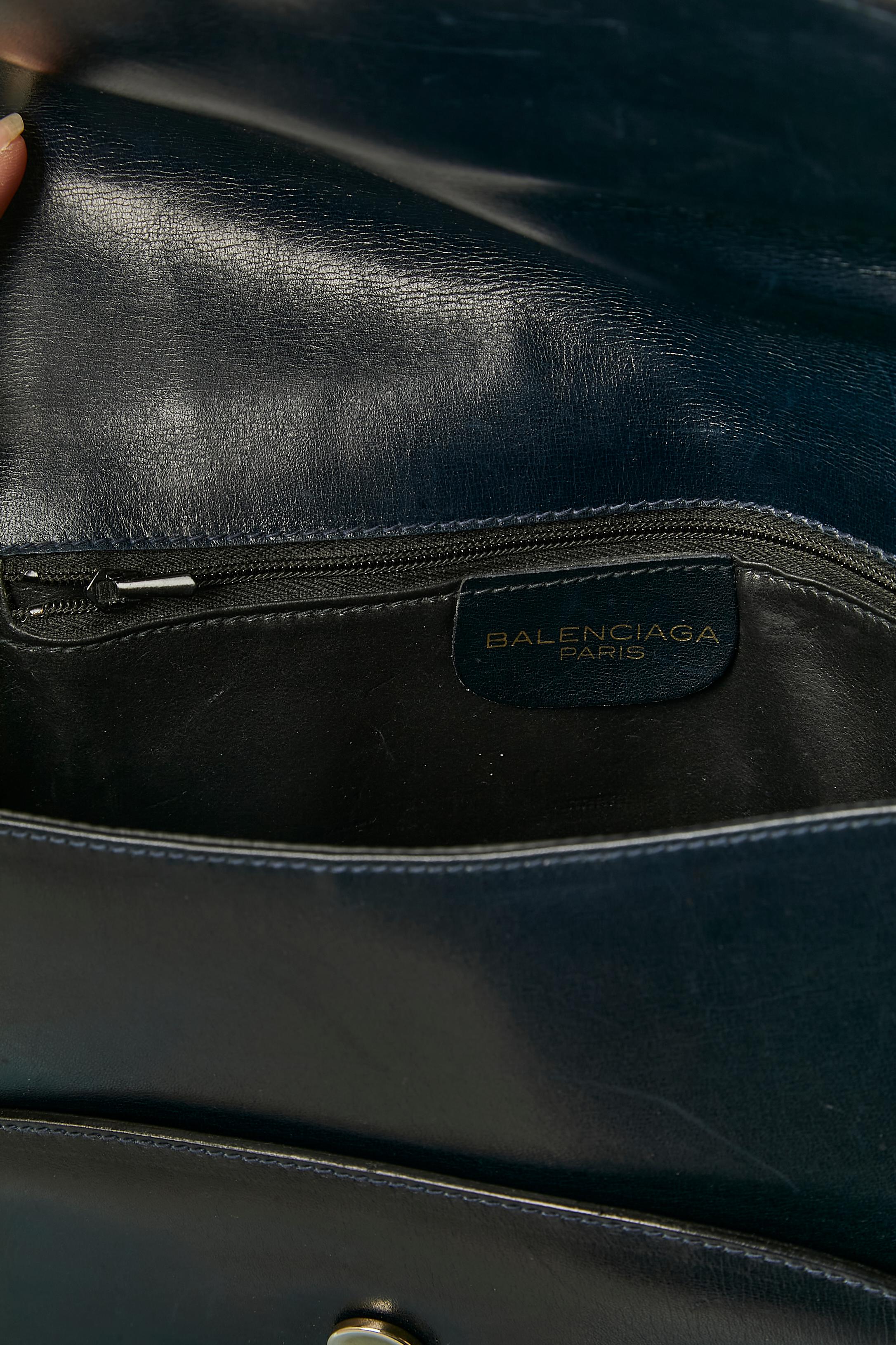 Sac à bandoulière en cuir bleu marine Balenciaga Circa 1970 en vente 2