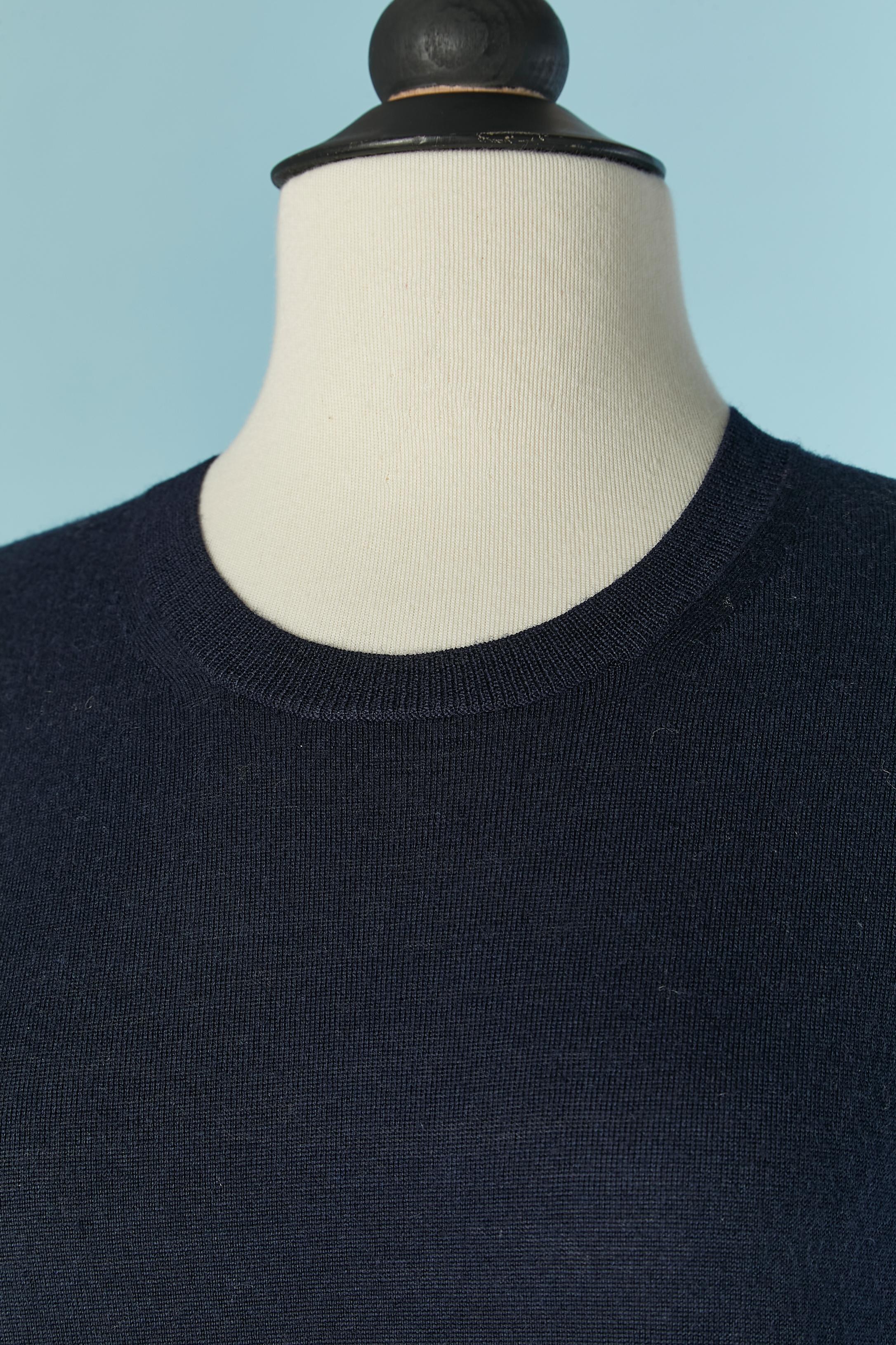 Pull en laine mérinos bleu marine avec coudières à carreaux en laine ; Neuf avec étiquette . 
TAILLE S 
