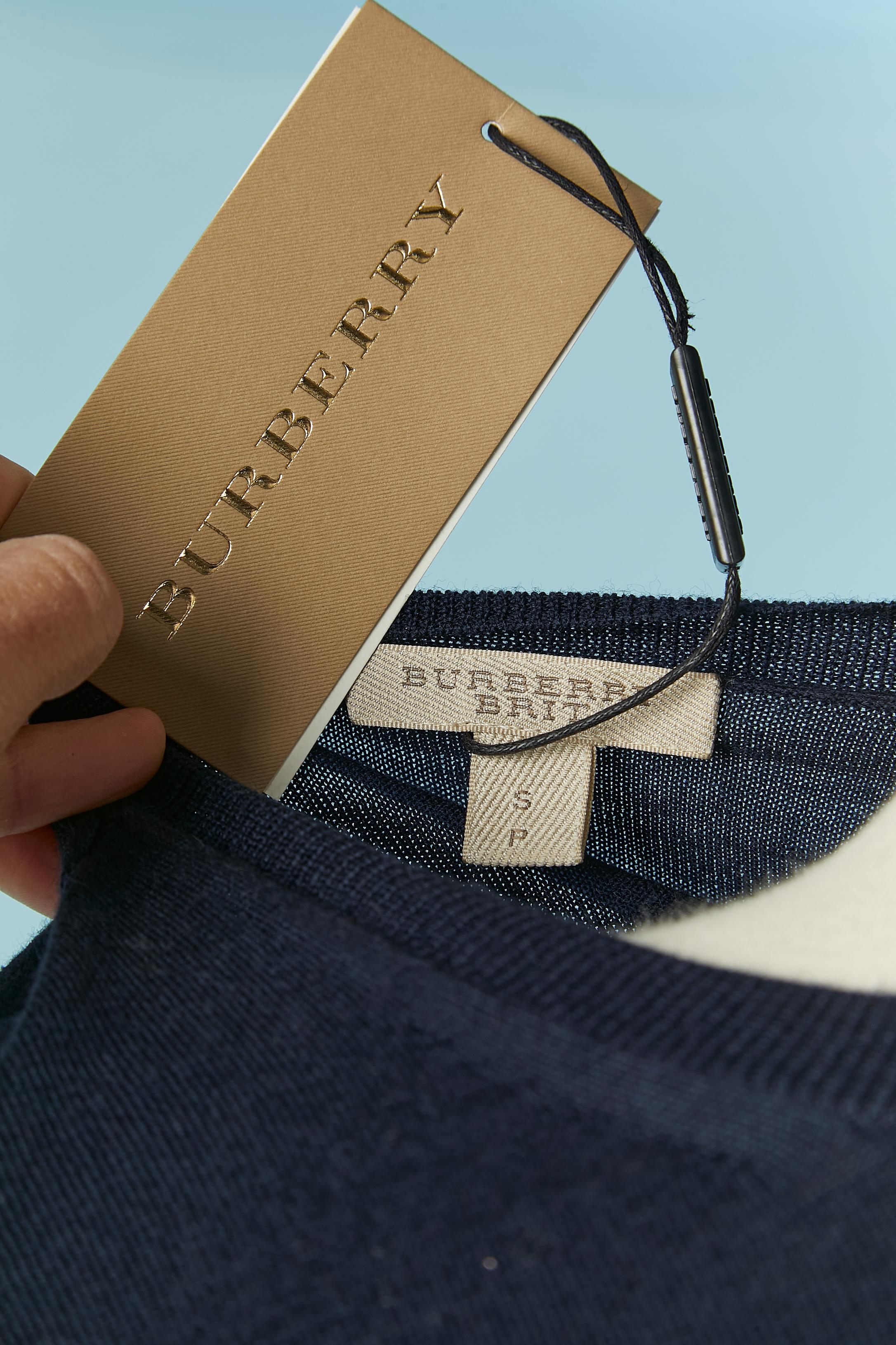 Pull en laine mérinos bleu marine avec coudières à carreaux en laine BURBERRY BRIT nouveau en vente 1