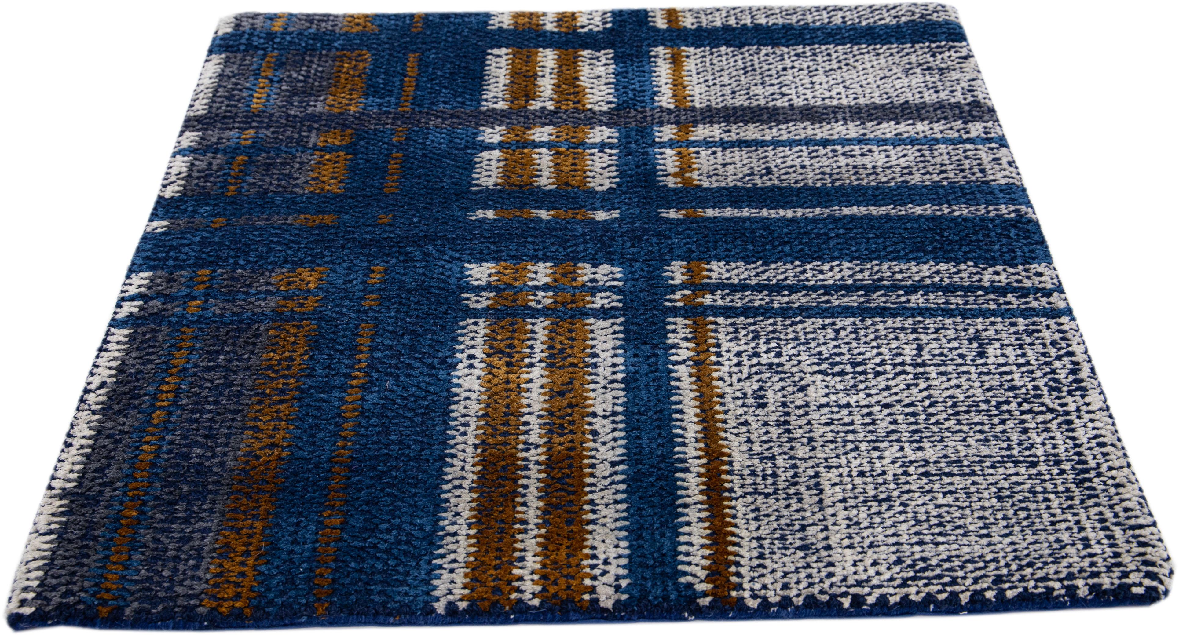 Marineblauer moderner handgefertigter karierter strukturierter Wollteppich (Moderne) im Angebot