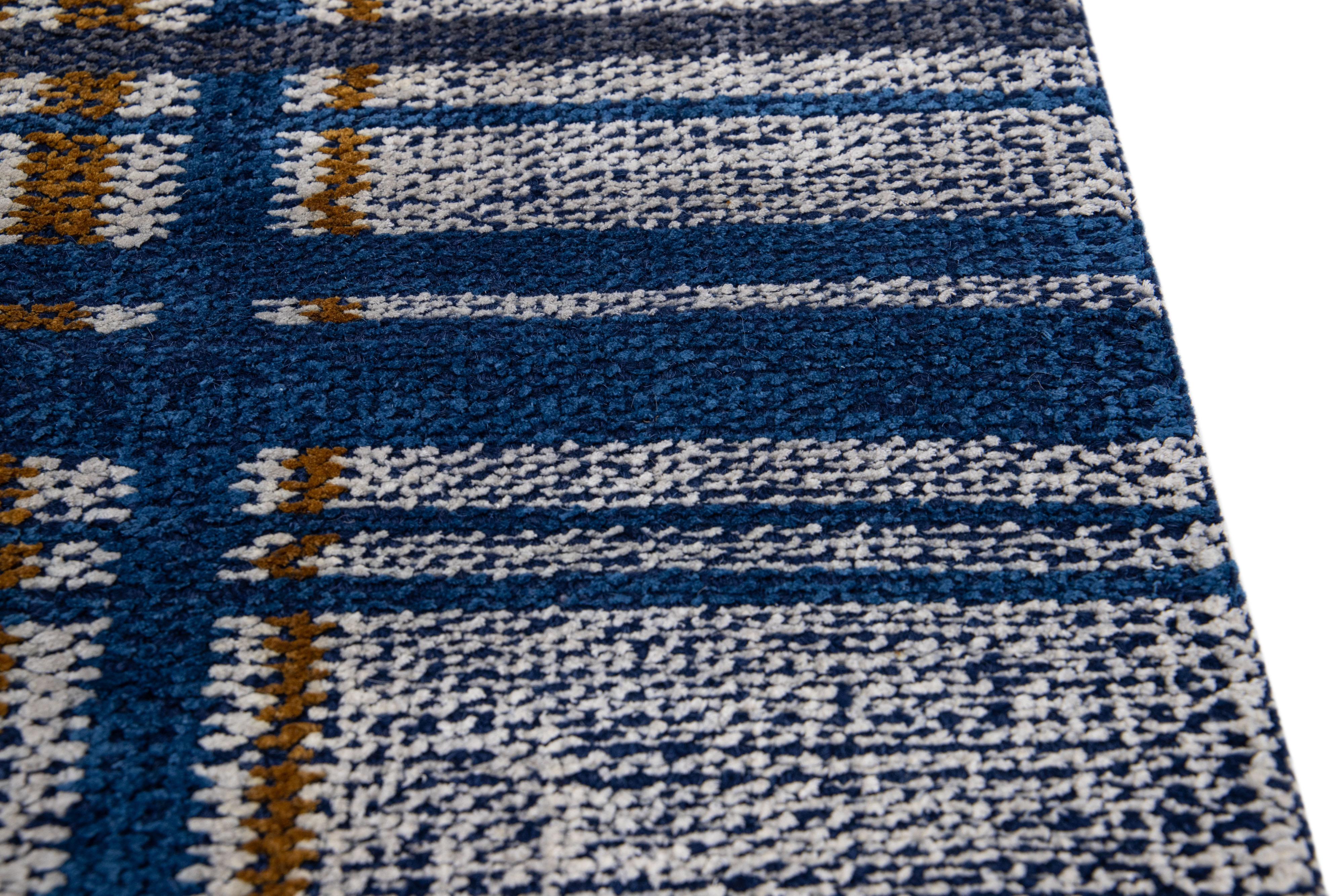 Marineblauer moderner handgefertigter karierter strukturierter Wollteppich (Nepalesisch) im Angebot