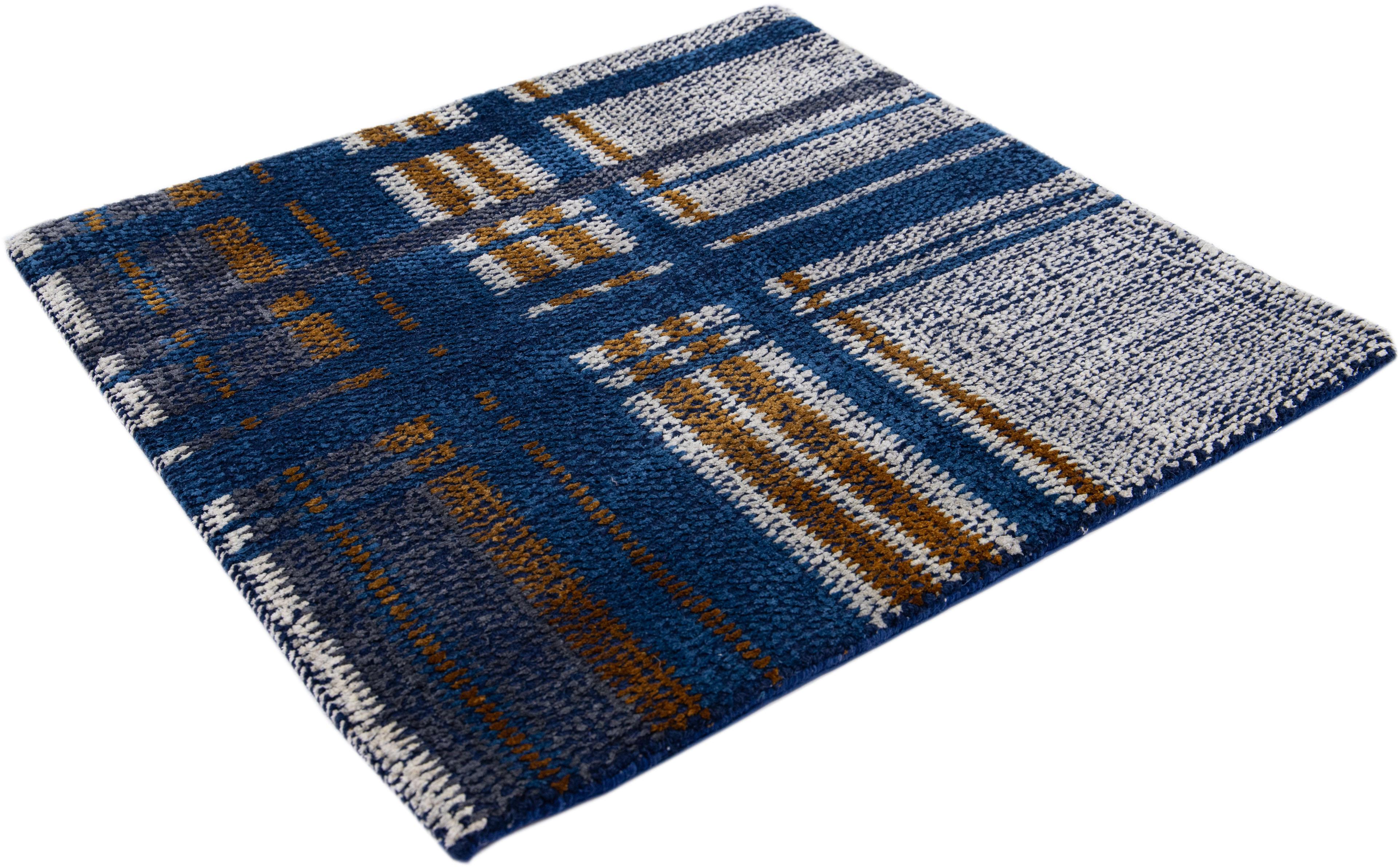 Marineblauer moderner handgefertigter karierter strukturierter Wollteppich (Handgeknüpft) im Angebot
