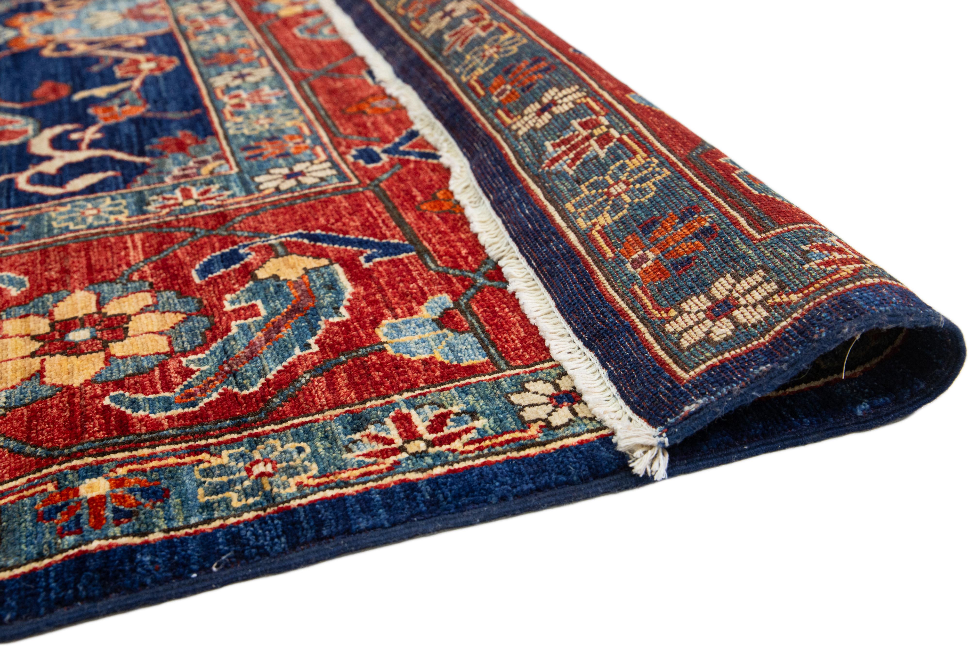 Pakistanais Tapis moderne de style Serapi fait à la main, bleu marine avec motif floral sur toute la surface en vente