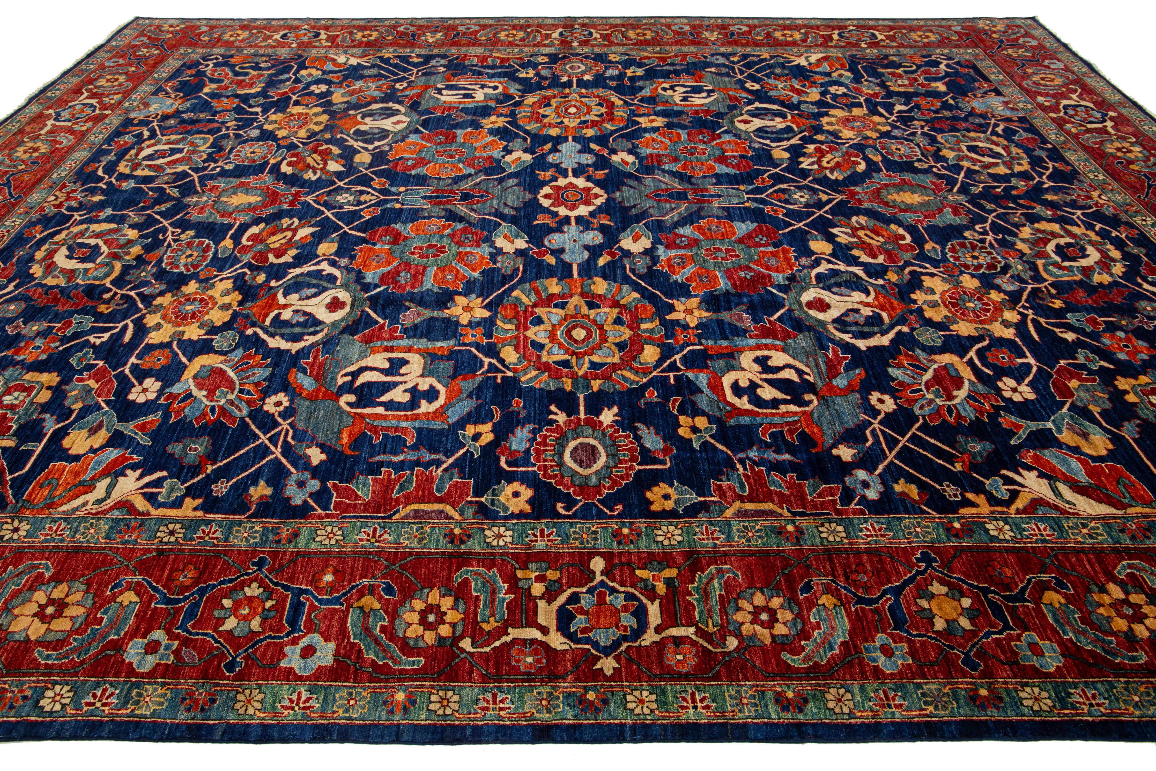 Noué à la main Tapis moderne de style Serapi fait à la main, bleu marine avec motif floral sur toute la surface en vente