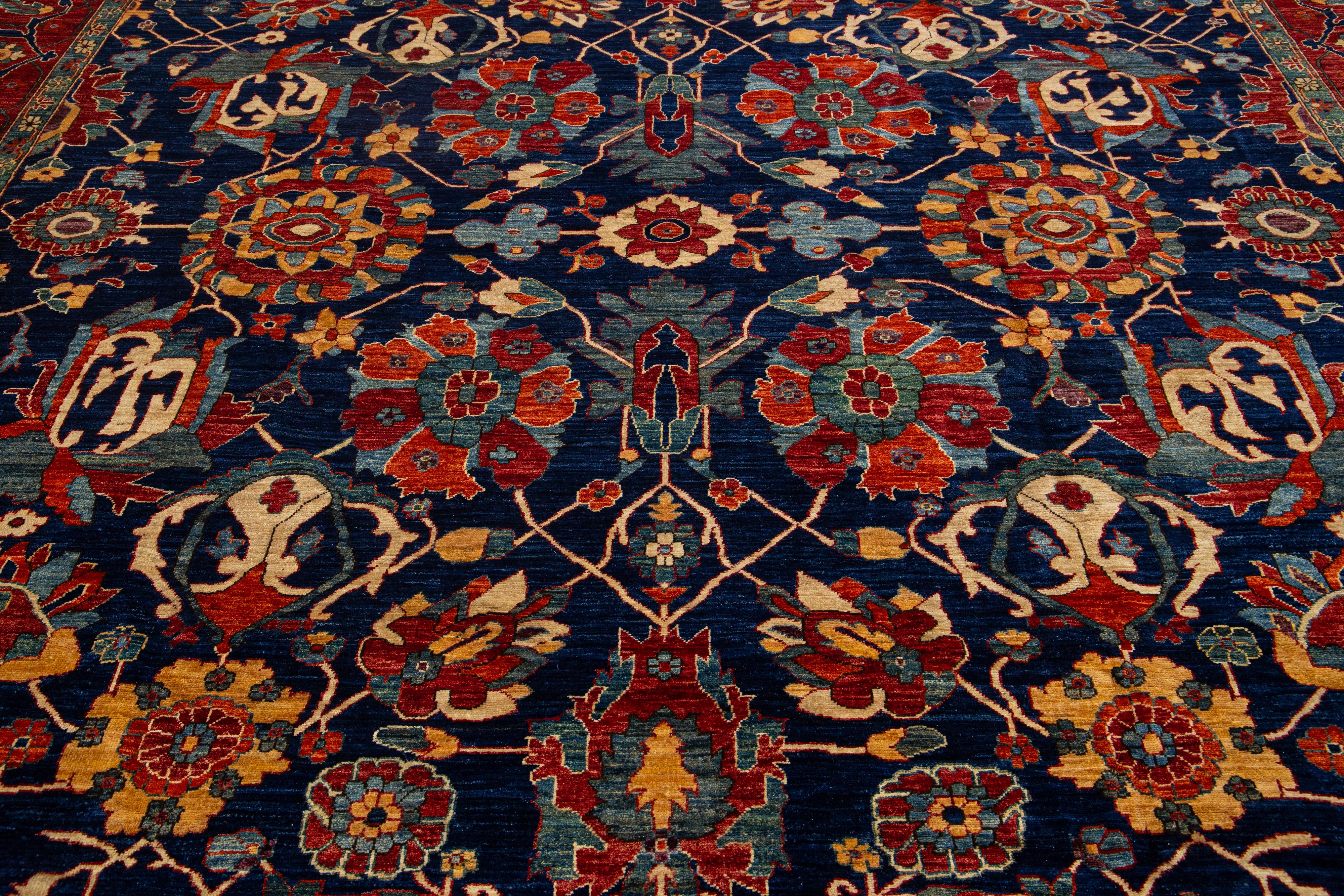 XXIe siècle et contemporain Tapis moderne de style Serapi fait à la main, bleu marine avec motif floral sur toute la surface en vente