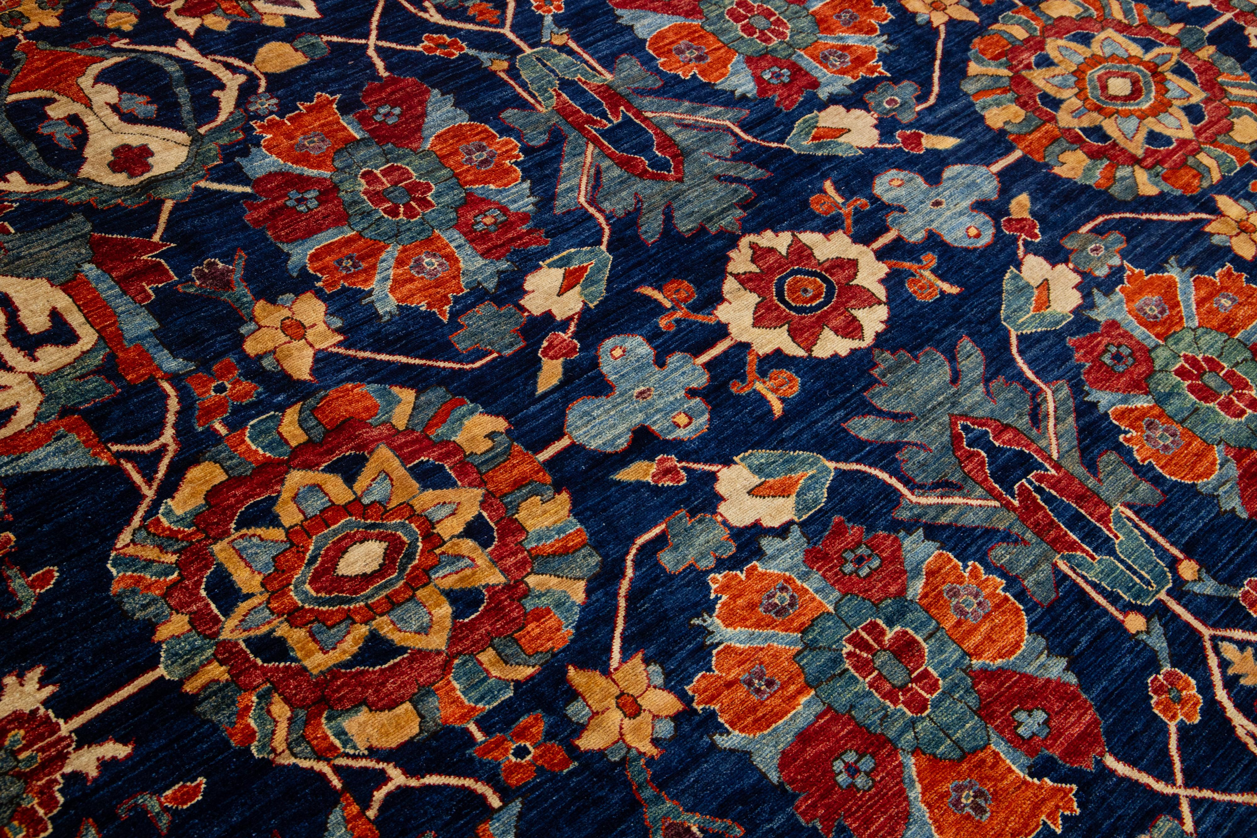 Laine Tapis moderne de style Serapi fait à la main, bleu marine avec motif floral sur toute la surface en vente