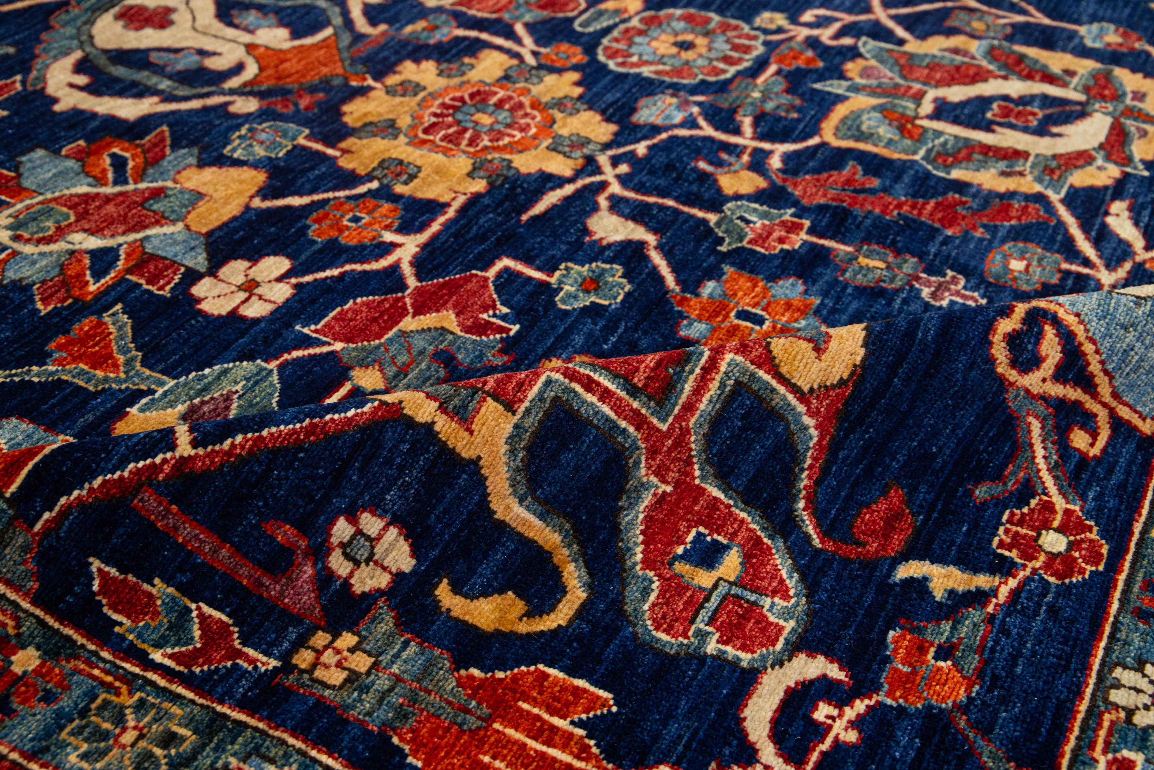 Tapis moderne de style Serapi fait à la main, bleu marine avec motif floral sur toute la surface en vente 1