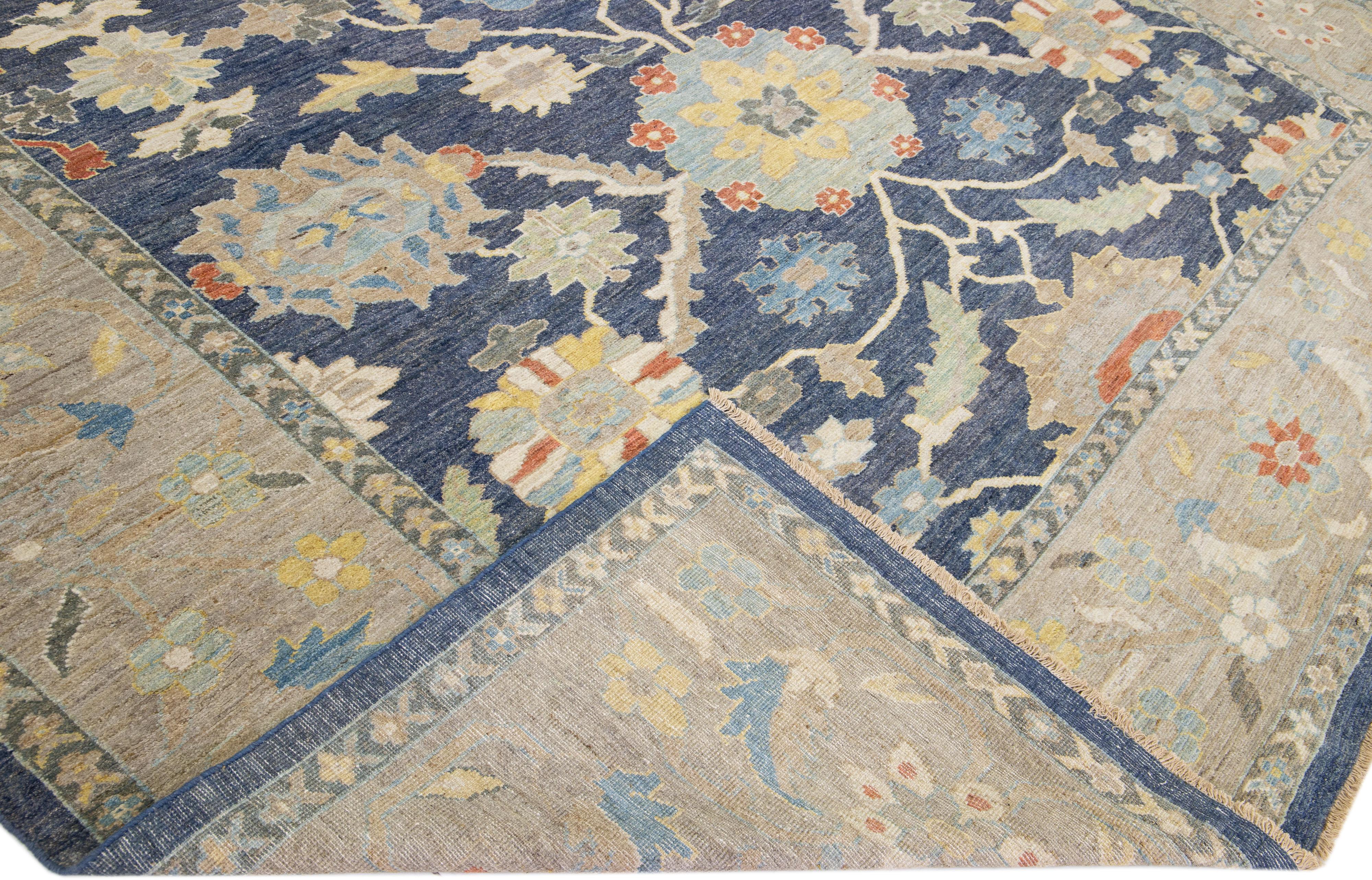 Schöner moderner Sultanabad Teppich aus handgeknüpfter Wolle mit grauem Feld. Dieser Teppich hat einen beigen Rahmen und mehrfarbige Akzente in einem wunderschönen floralen Allover-Muster.

Dieser Teppich misst: 11'2