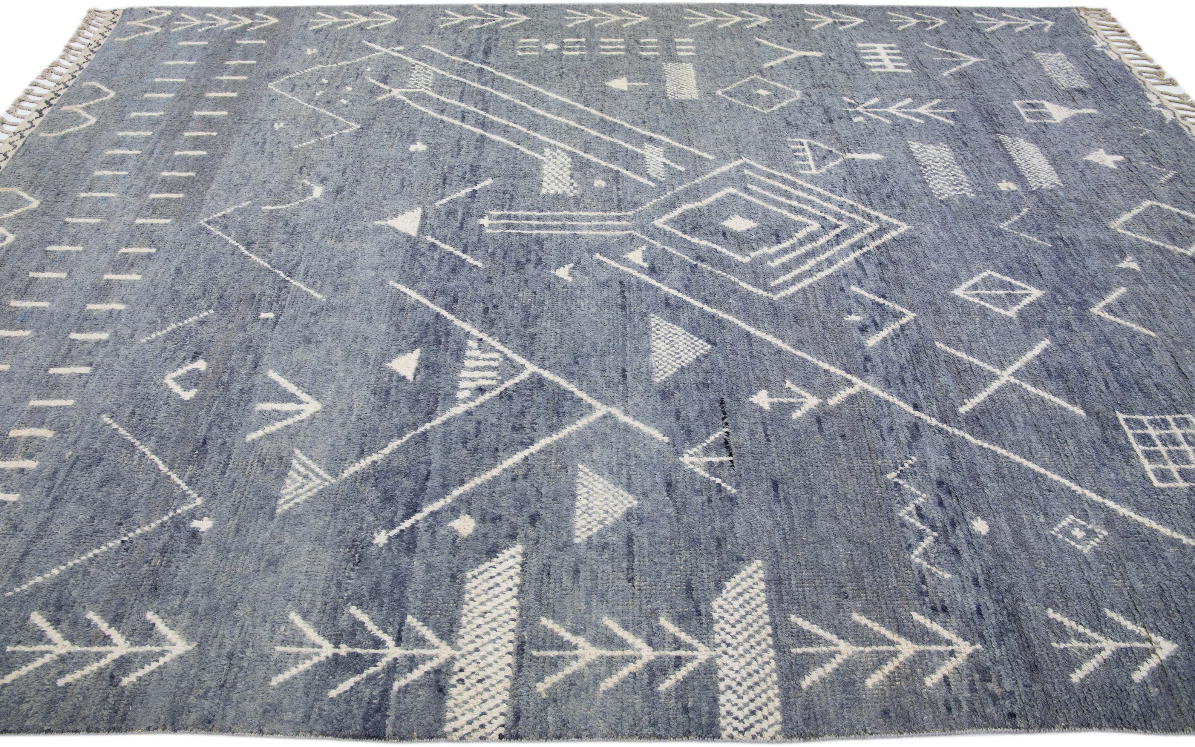 Marokkanischer handgefertigter Art-Déco-Wollteppich in Marineblau im Berberstil (Moderne) im Angebot