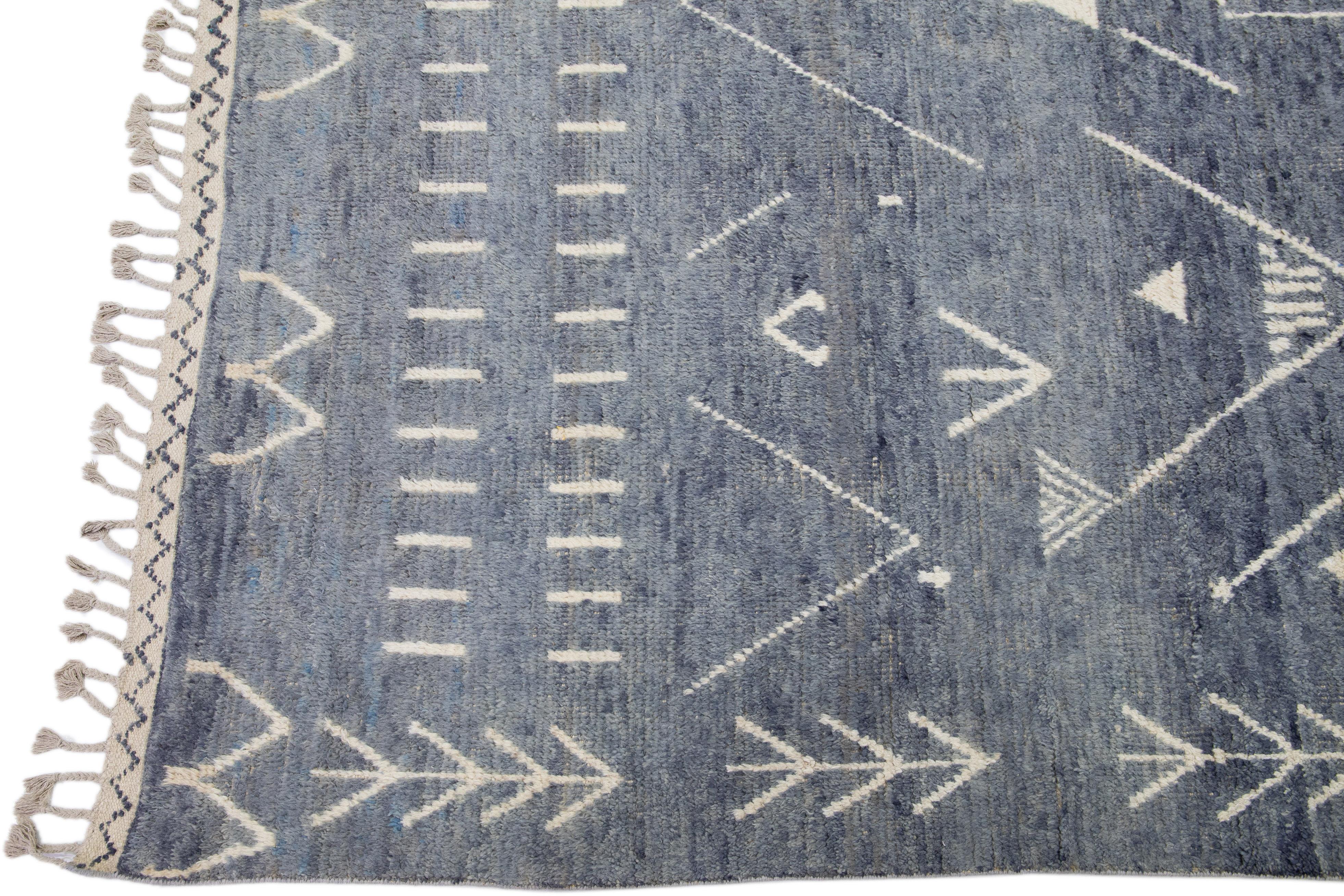 Marokkanischer handgefertigter Art-Déco-Wollteppich in Marineblau im Berberstil (Pakistanisch) im Angebot