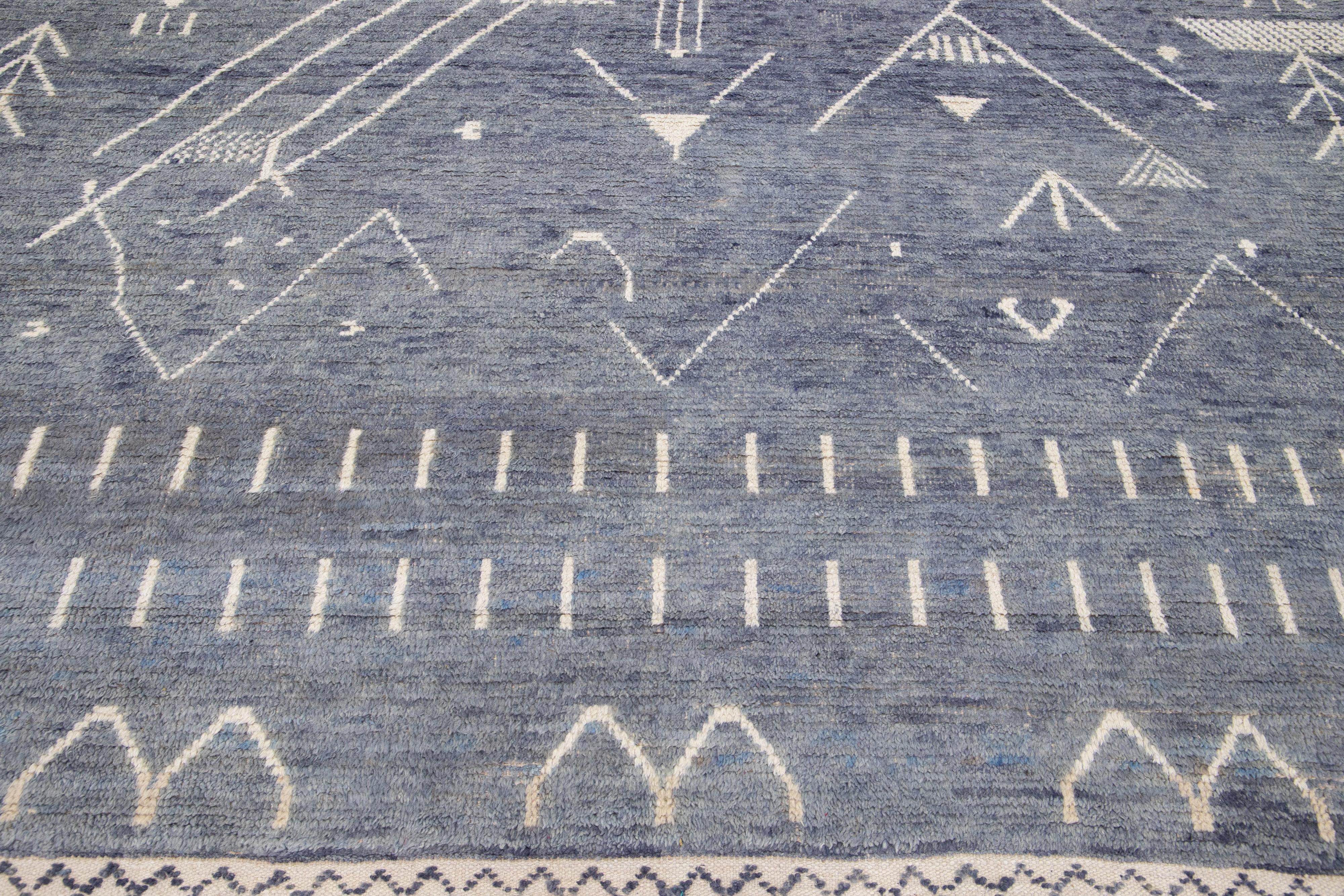 Marokkanischer handgefertigter Art-Déco-Wollteppich in Marineblau im Berberstil im Zustand „Neu“ im Angebot in Norwalk, CT
