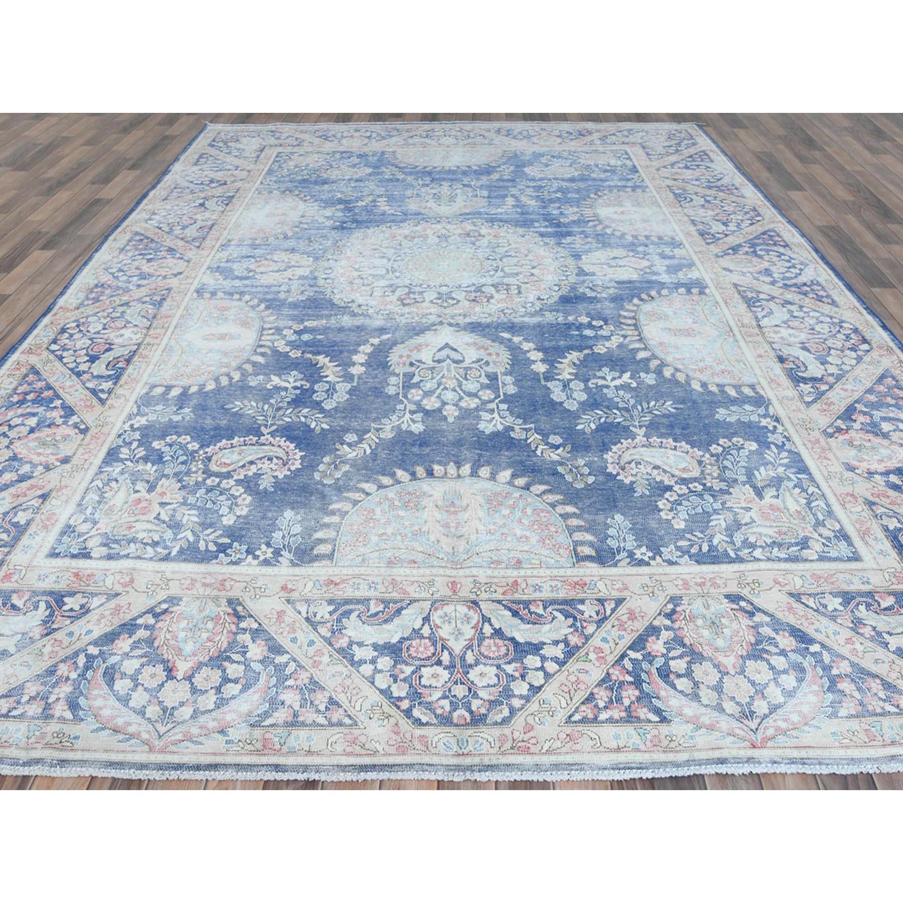 Marineblauer handgeknüpfter, dünner, getragener Kerman-Wollteppich im Used-Look, aus altem Persien (Mittelalterlich) im Angebot