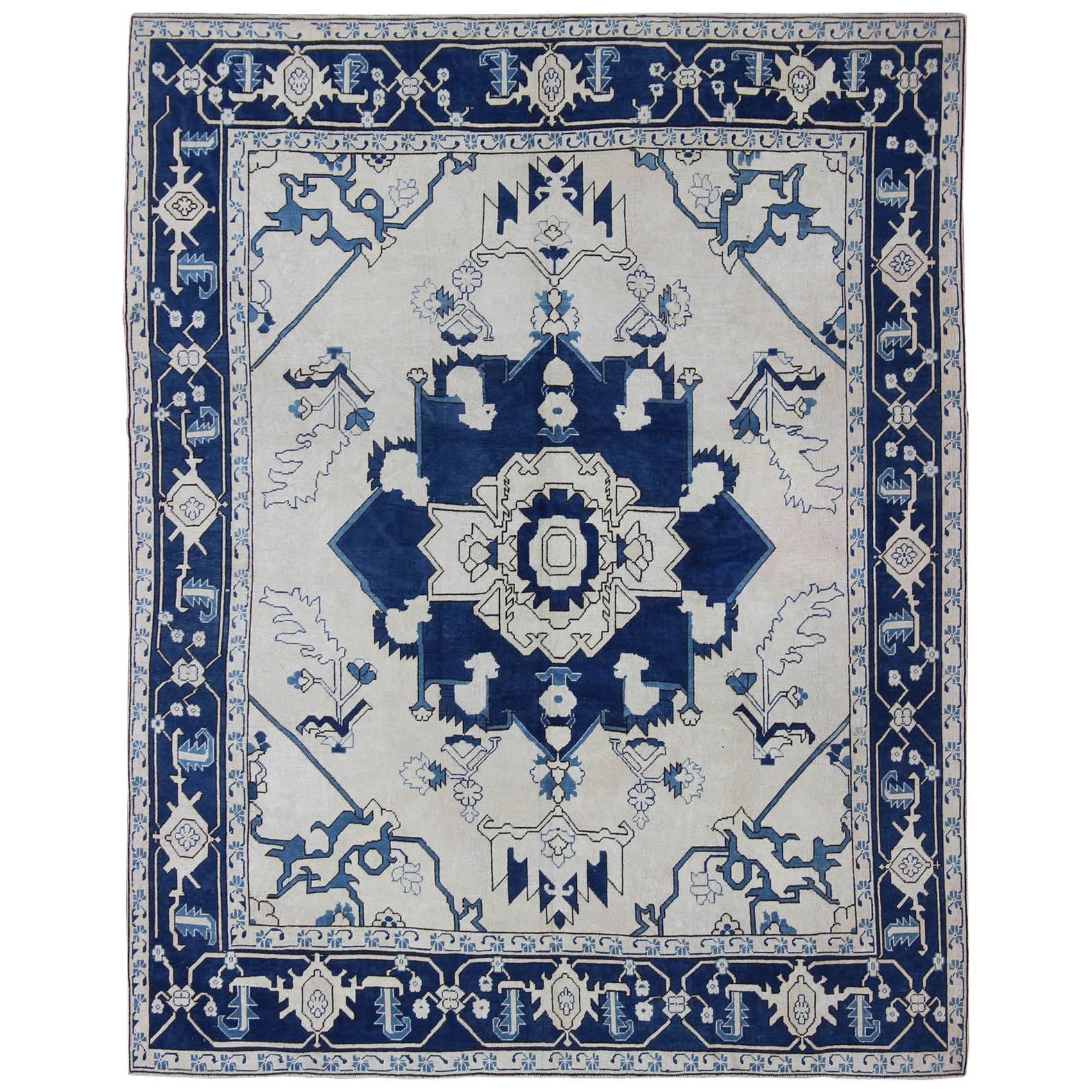 Alfombra Vintage Oushak Azul Marino con Diseño de Medallón Tradicional