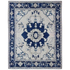 Alfombra Vintage Oushak Azul Marino con Diseño de Medallón Tradicional