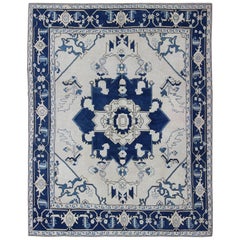 Marineblauer Oushak Vintage-Teppich mit traditionellem Medaillondesign in Marineblau