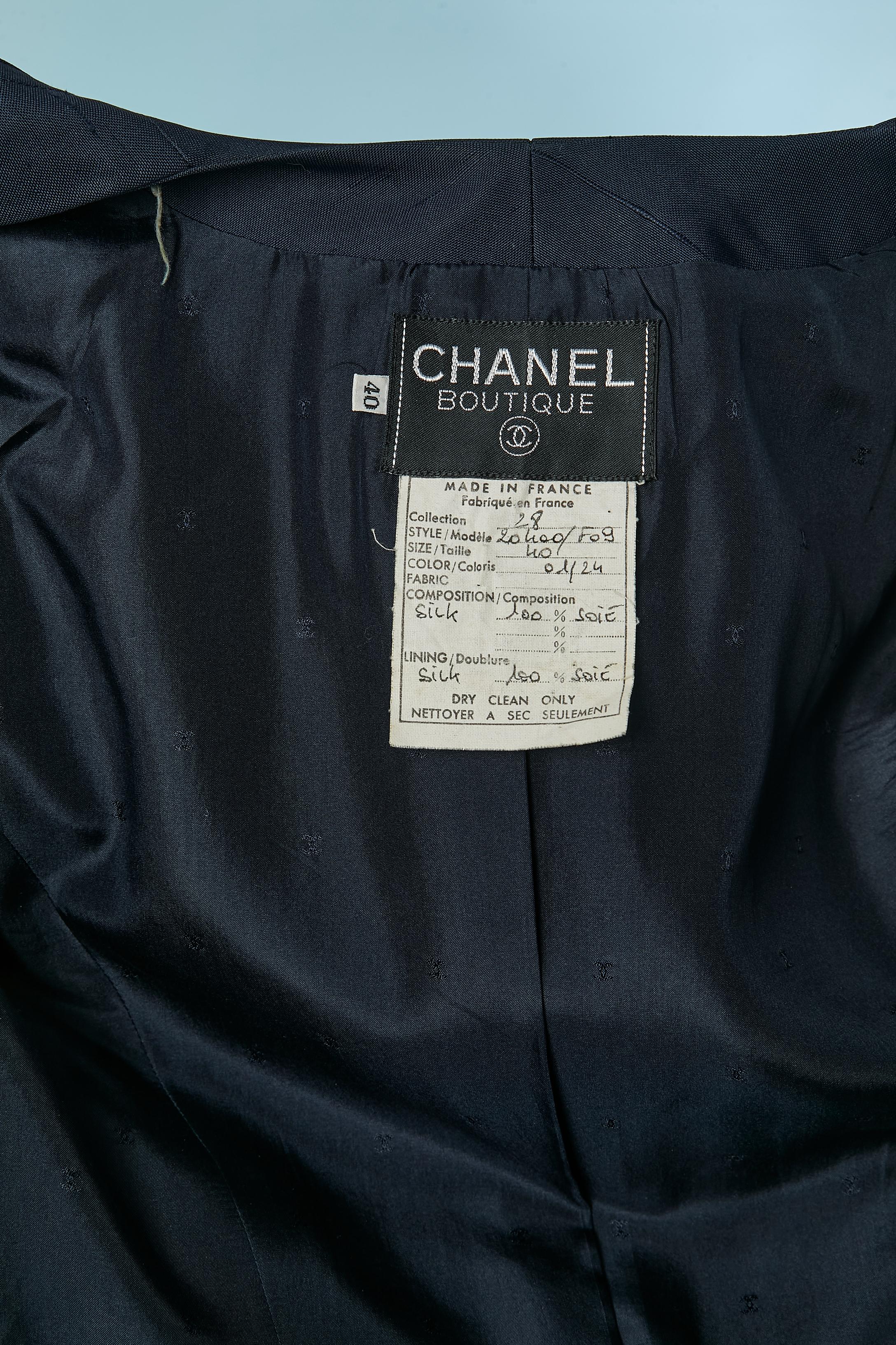 Traje falda de seda cruda azul marino con detalles de algodón blanco CHANEL Boutique en venta 5