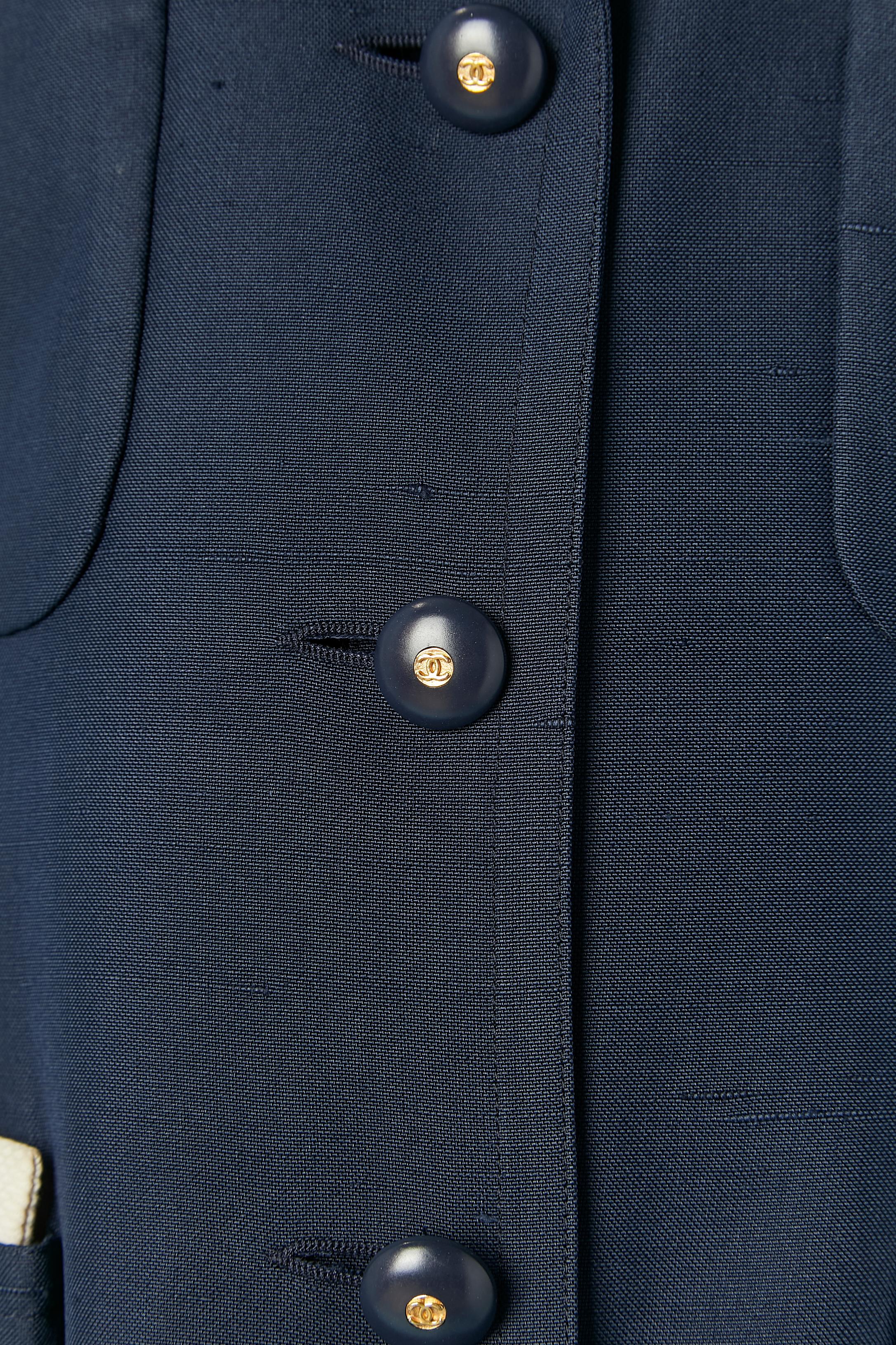 Traje falda de seda cruda azul marino con detalles de algodón blanco CHANEL Boutique Negro en venta