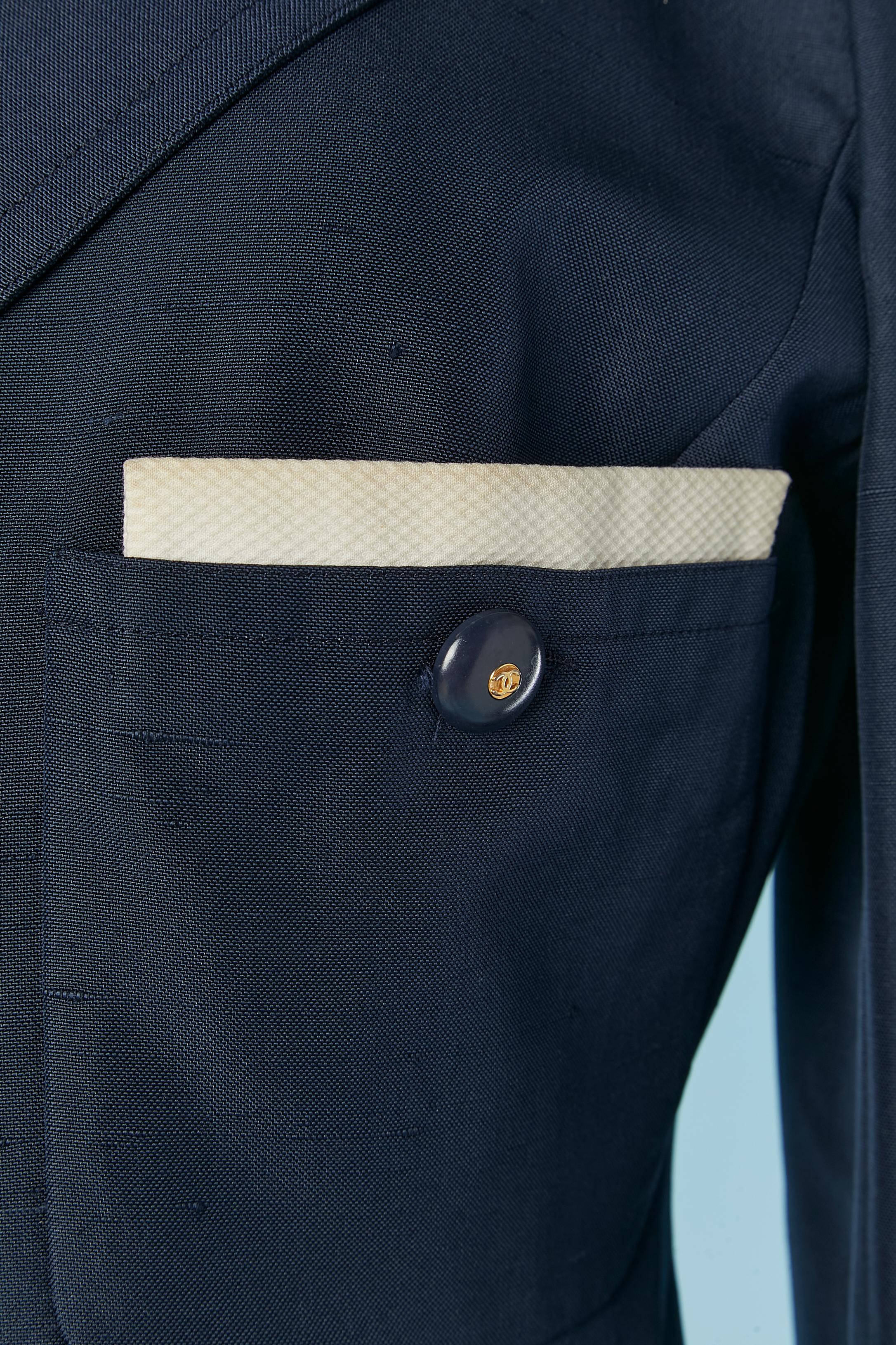 Traje falda de seda cruda azul marino con detalles de algodón blanco CHANEL Boutique en Excelente estado para la venta en Saint-Ouen-Sur-Seine, FR
