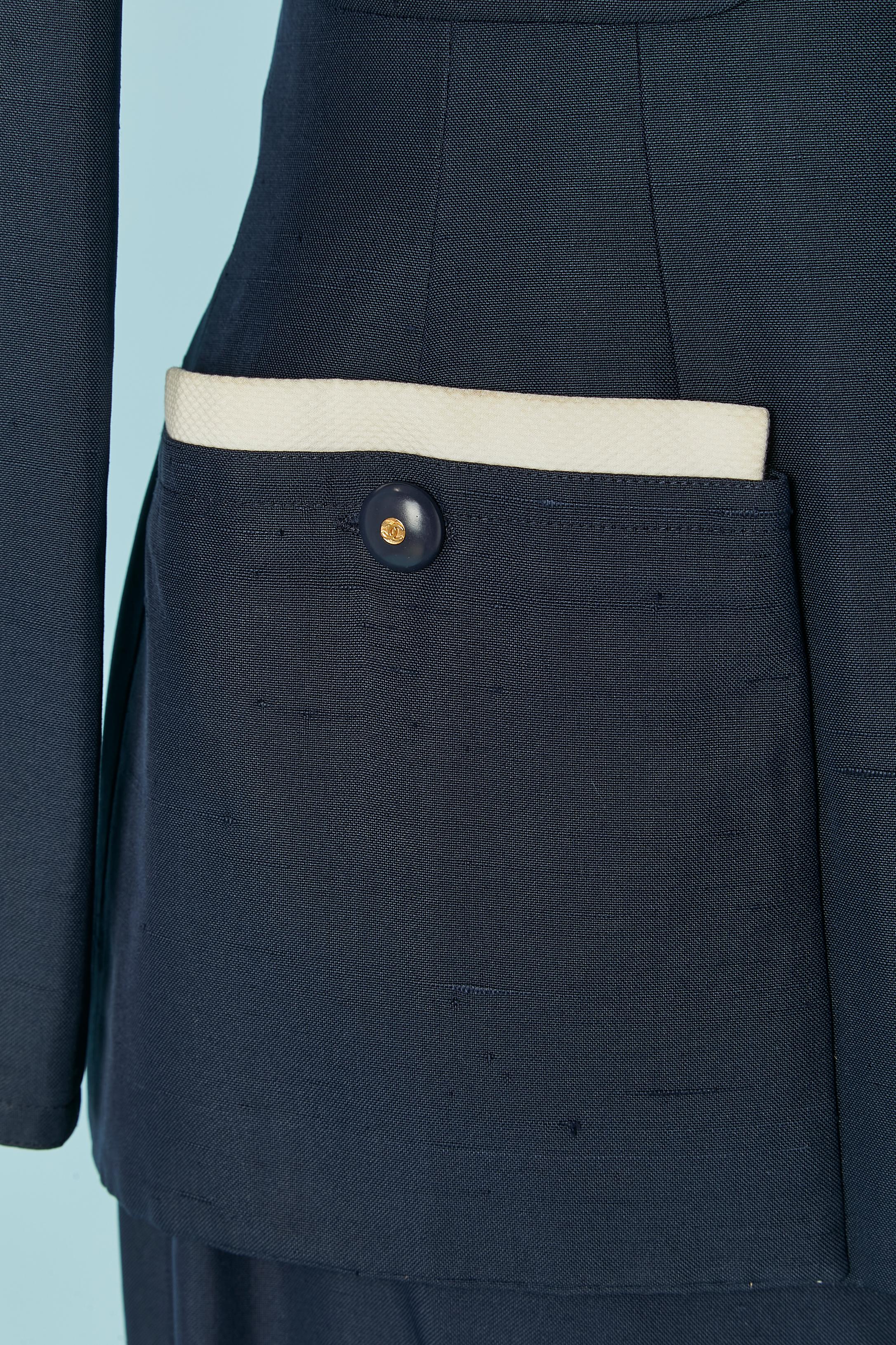 De las mujeres Traje falda de seda cruda azul marino con detalles de algodón blanco CHANEL Boutique en venta
