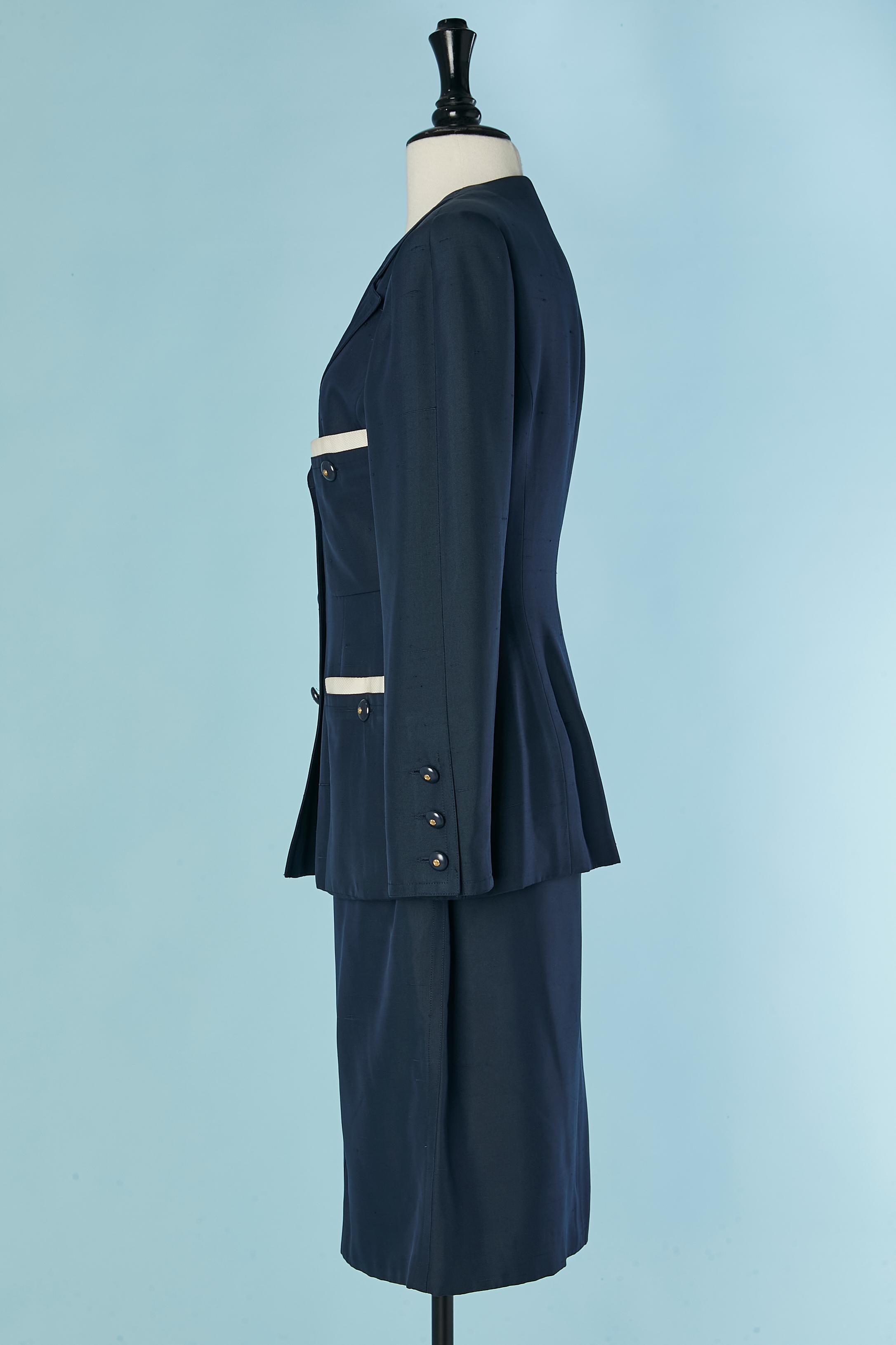 Traje falda de seda cruda azul marino con detalles de algodón blanco CHANEL Boutique en venta 2