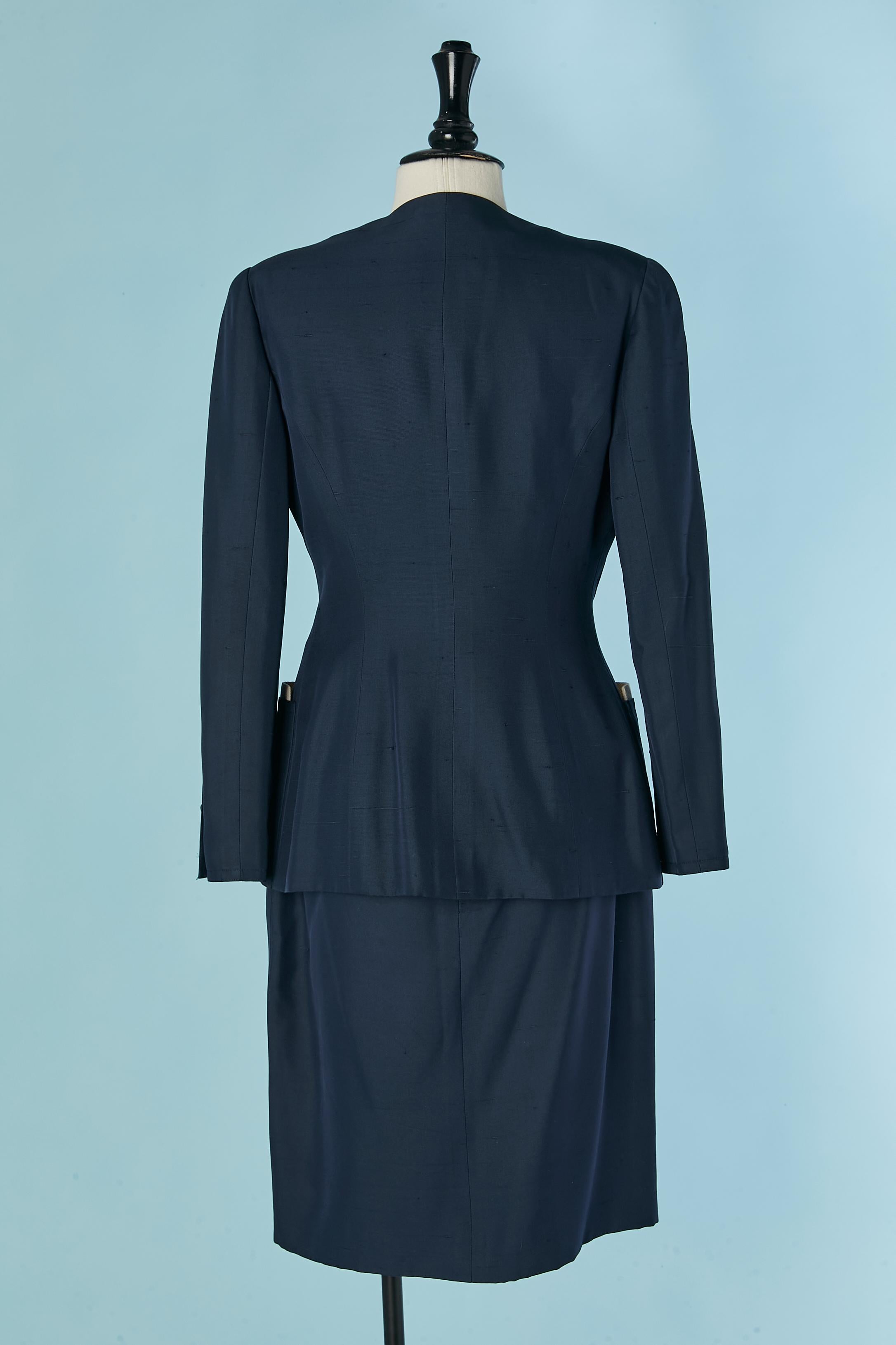 Traje falda de seda cruda azul marino con detalles de algodón blanco CHANEL Boutique en venta 3