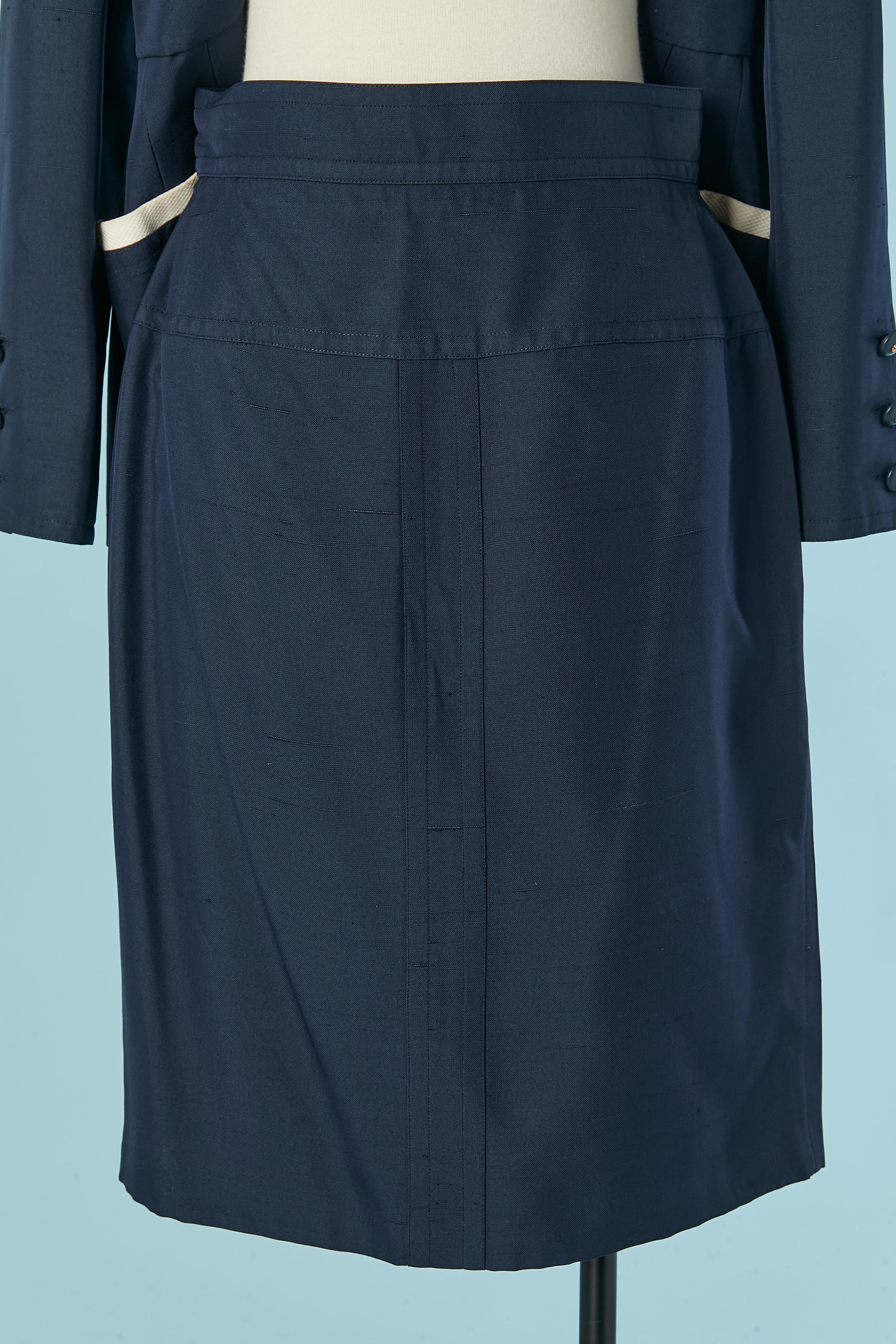 Traje falda de seda cruda azul marino con detalles de algodón blanco CHANEL Boutique en venta 4