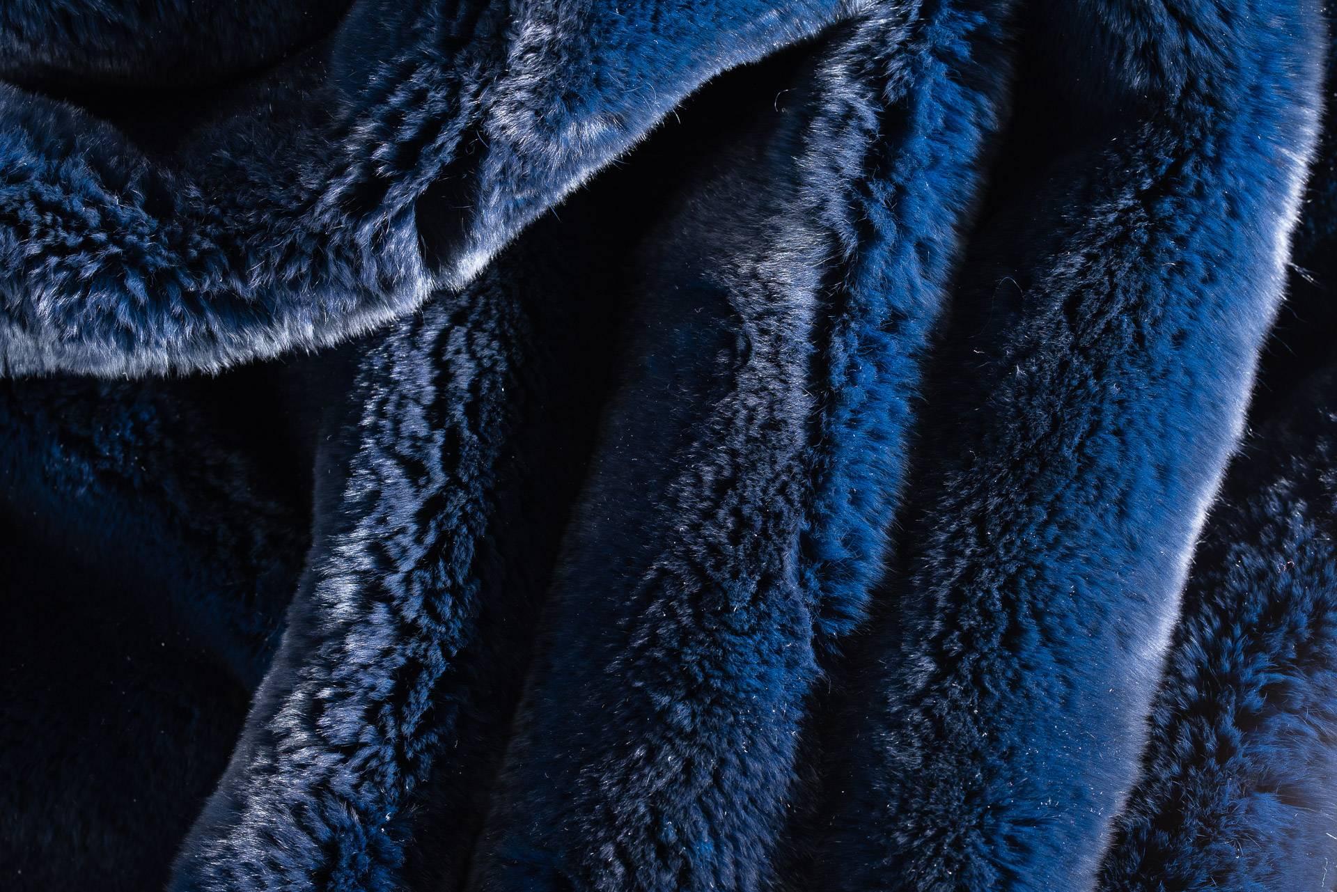 Magnifique jeté de fourrure de lapin rex bleu marine
Doublure en shantung beige
Fourrure d'origine européenne
Peau complète
Dimensions : 150 x 200 cm
Toutes les tailles et couleurs sont disponibles.