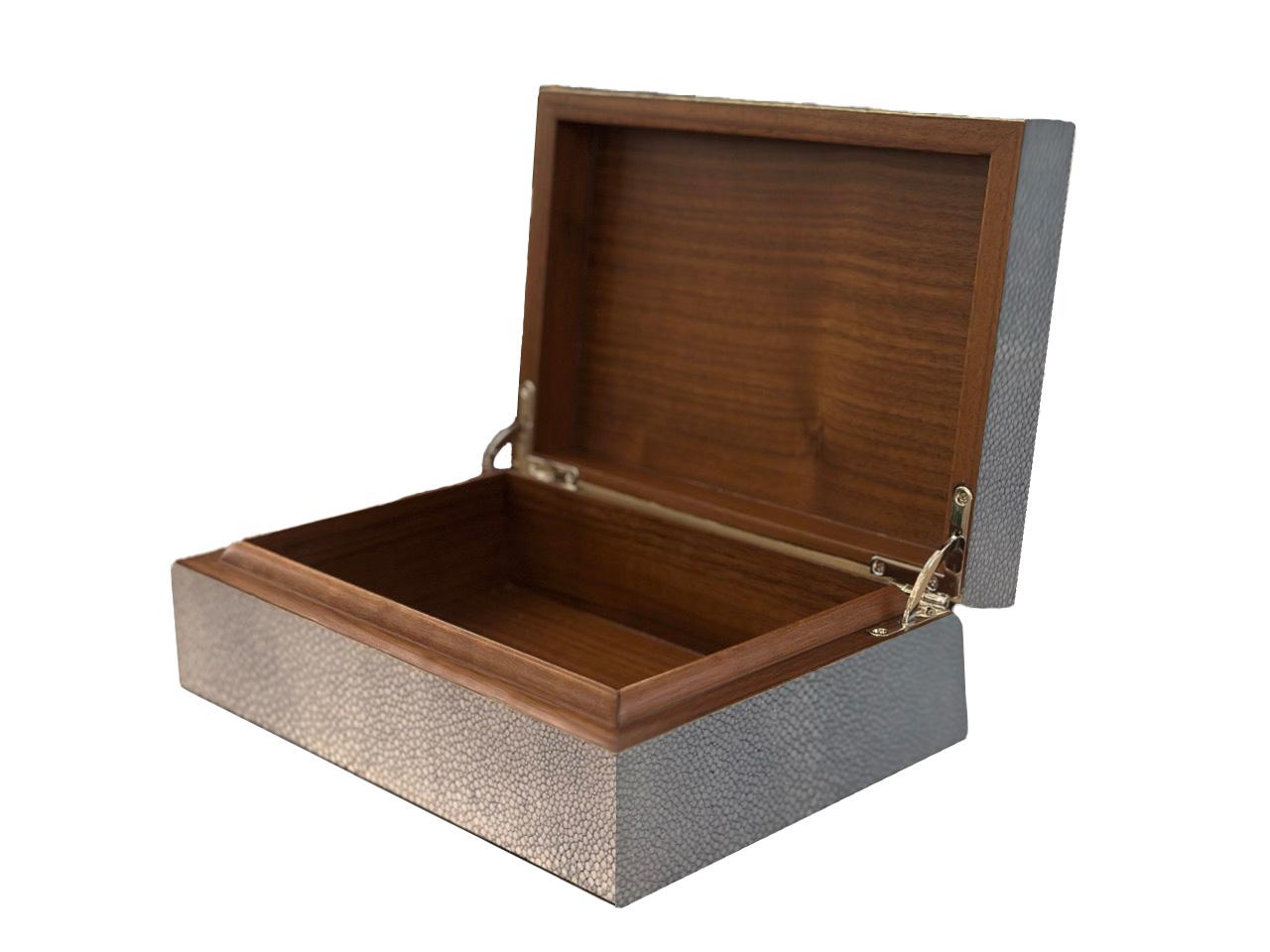 Elegant, exotisch und unverkennbar raffiniert - Zirbenholz bezaubert seit langem Menschen mit einem anspruchsvollen Blick für Luxus.

Diese handwerklich gefertigte Schmuckschatulle ist eine Studie in subtiler Opulenz. Sie ist mit hochwertigem