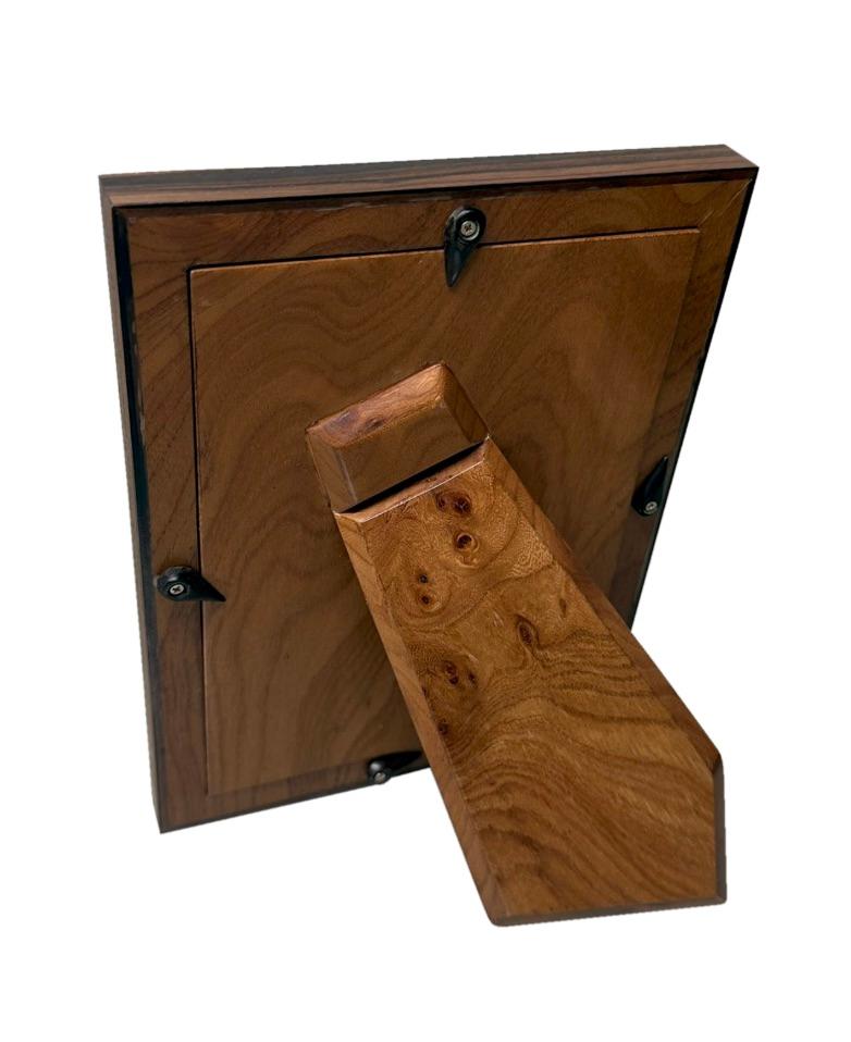 Ce cadre photo en galuchat bleu marine rehausse vos souvenirs les plus précieux en alliant l'élégance intemporelle à une texture moderne. Le cadre est enveloppé d'un riche galuchat et ajoute de la profondeur et de la dimension à toute table, console