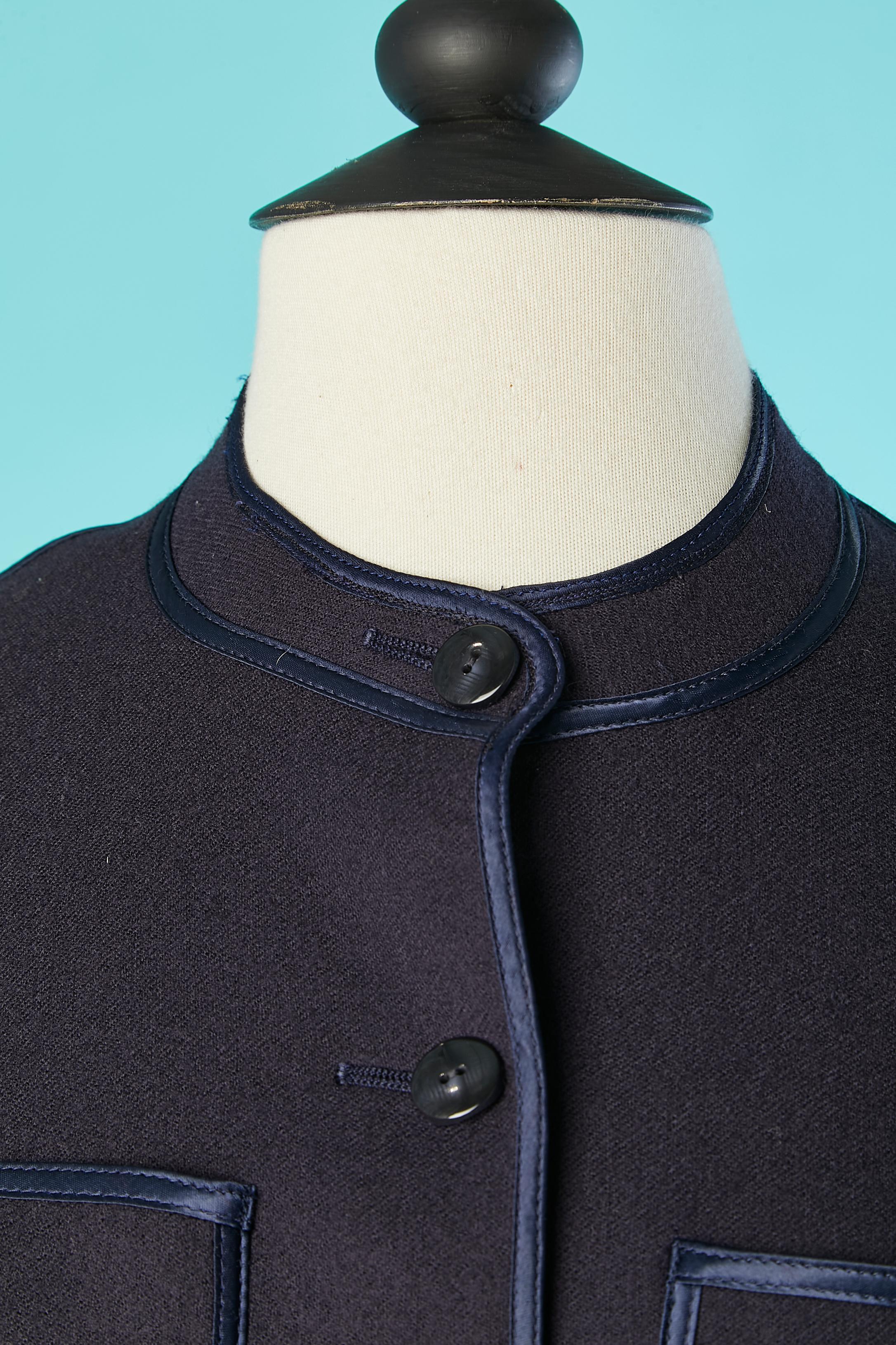 Marineblaue kurze Jacke aus Wolle mit Satinband-Paspelierung. Kein Futter. 
GRÖSSE 38 (Fr) 6 (US)