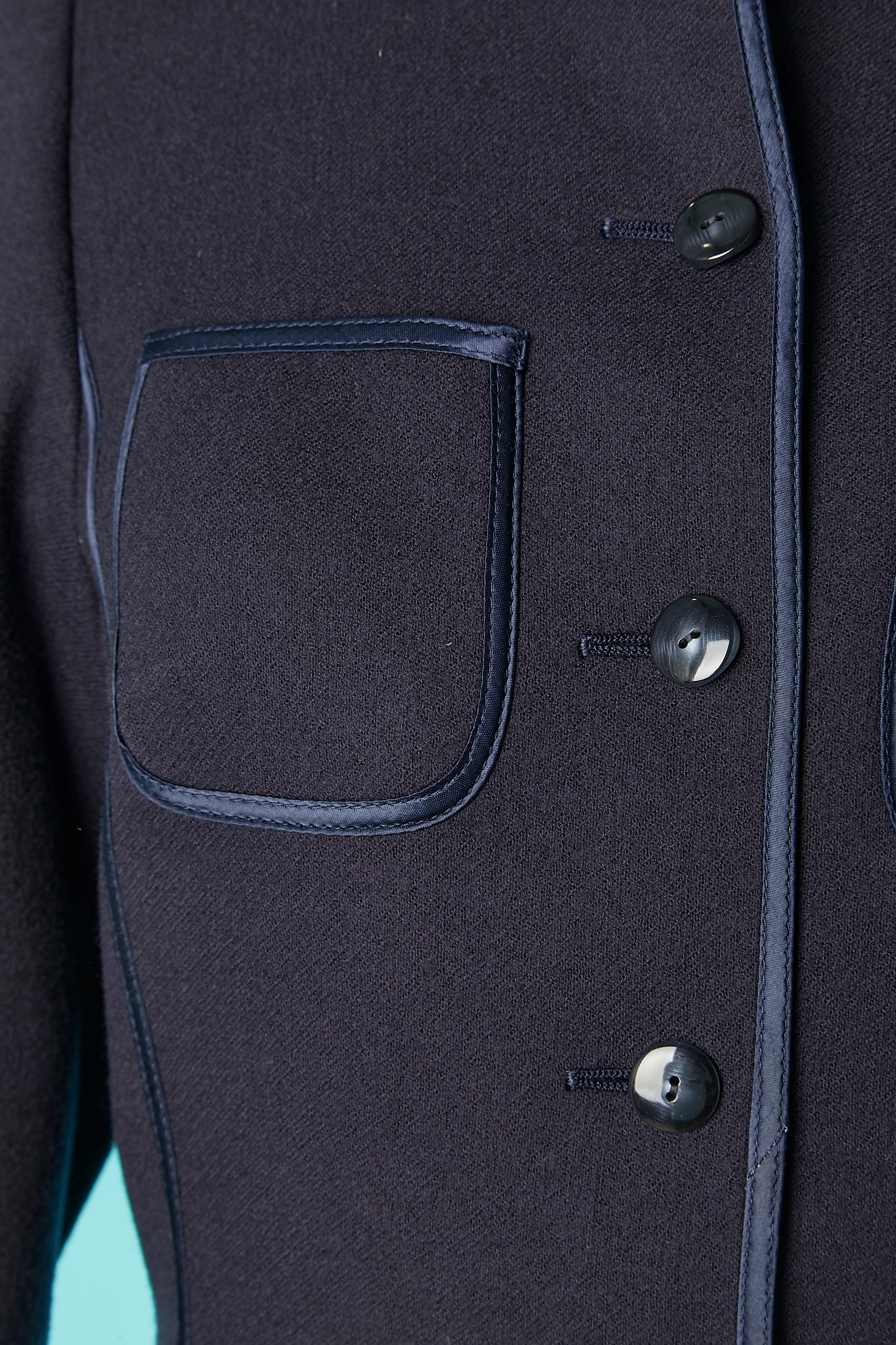 Noir Veste courte en laine bleu marine avec passepoil en ruban de satin Louis Féraud  en vente