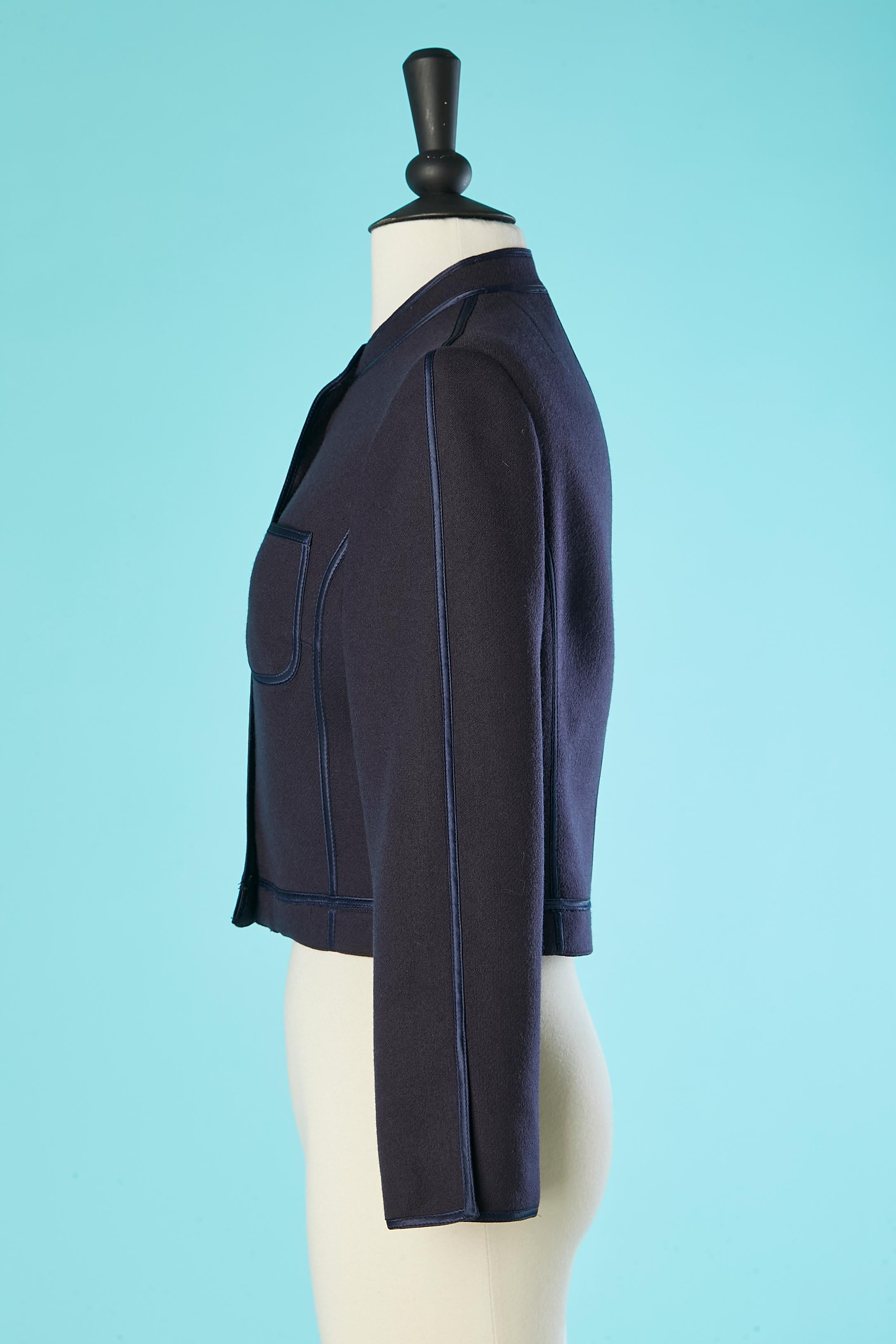 Navy blue short jacket in wool with satin ribbon piping Louis Féraud  In Excellent Condition For Sale In Saint-Ouen-Sur-Seine, FR