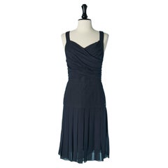 Robe de cocktail en mousseline de soie bleu marine plissée et Stitch by Stitch CHANEL