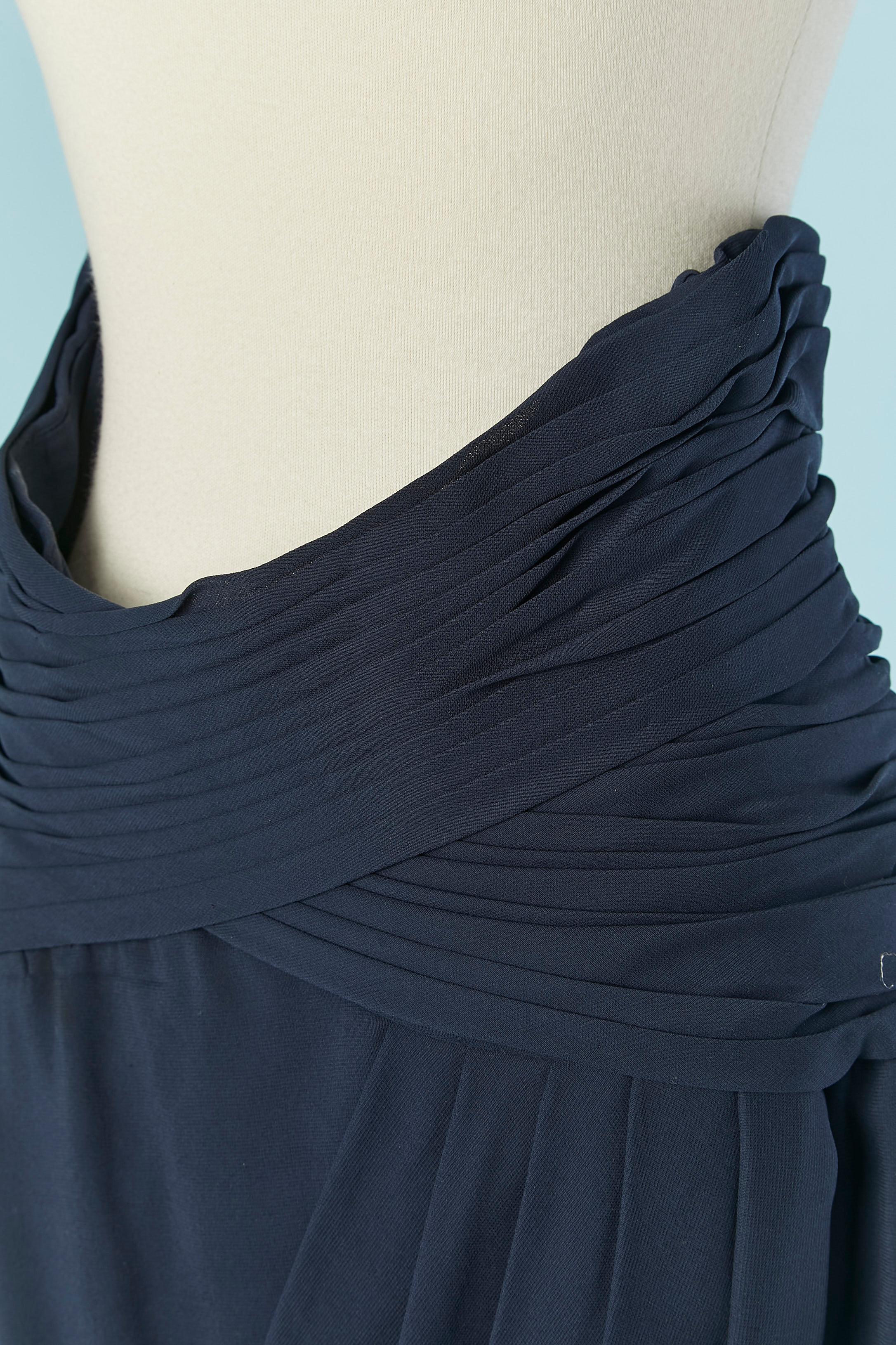 Navy blue silk wrapped and pleated skirt . Boned on the waist. Zip, fabric button and buttonhole closure on the middle back.
SIZE 42 (Fr) L  