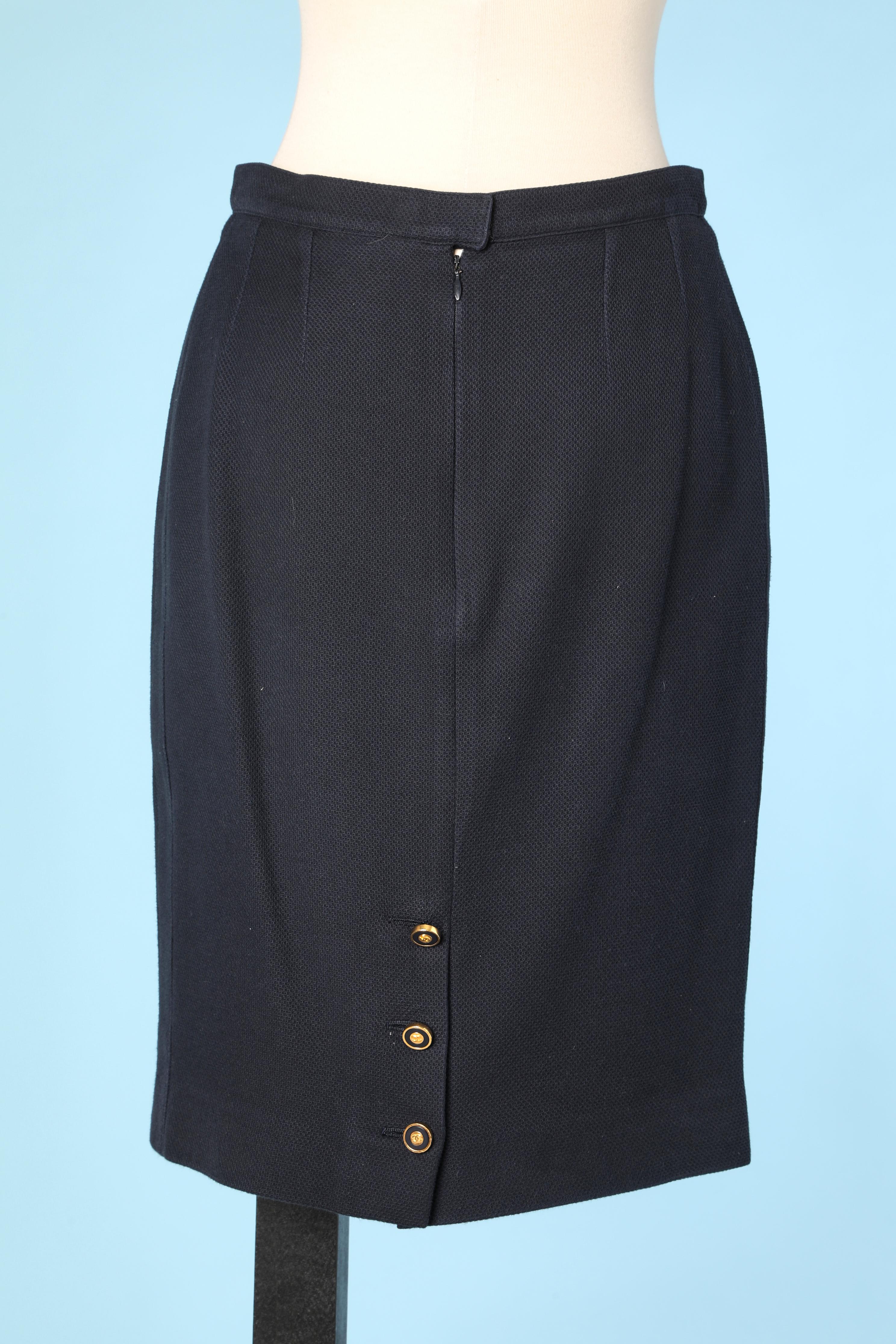 Navy blue skirt with button on the middle back CHANEL BOUTIQUE en Bueno estado para la venta en Saint-Ouen-Sur-Seine, FR